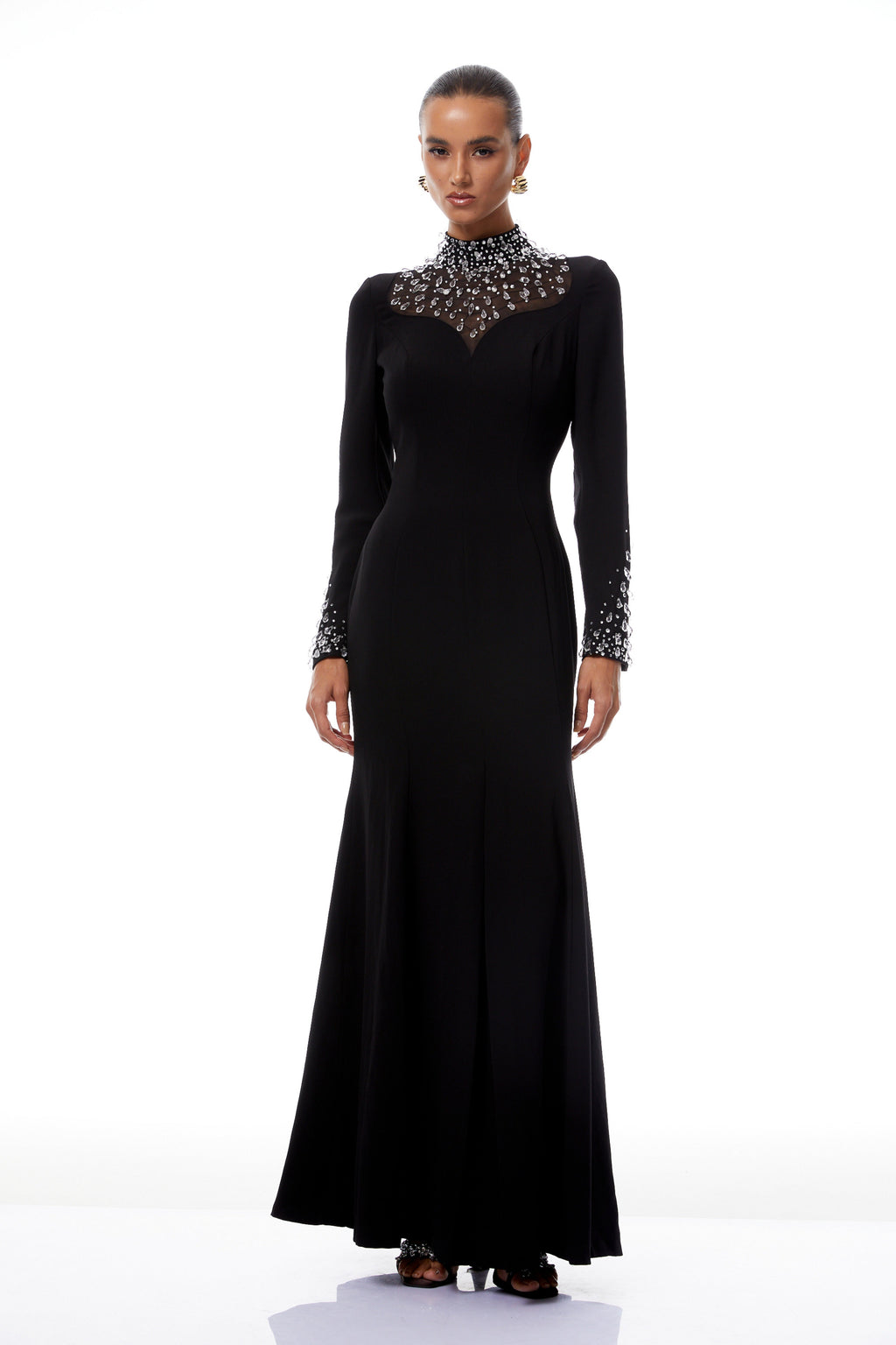 Vestido de novia maxi en negro con bordados y diseño de corte en A, de la marca Bridal, con detalles elegantes y sofisticados.