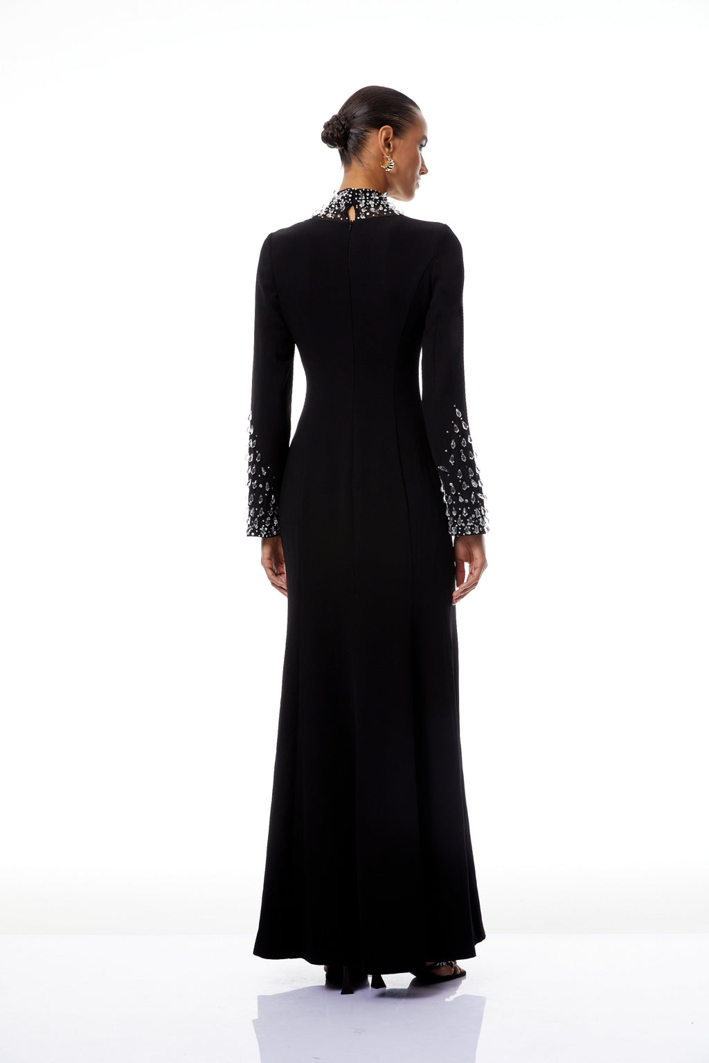 Vestido de noche largo Oona negro con detalles decorativos y corte acampanado, diseñado por Bridal.