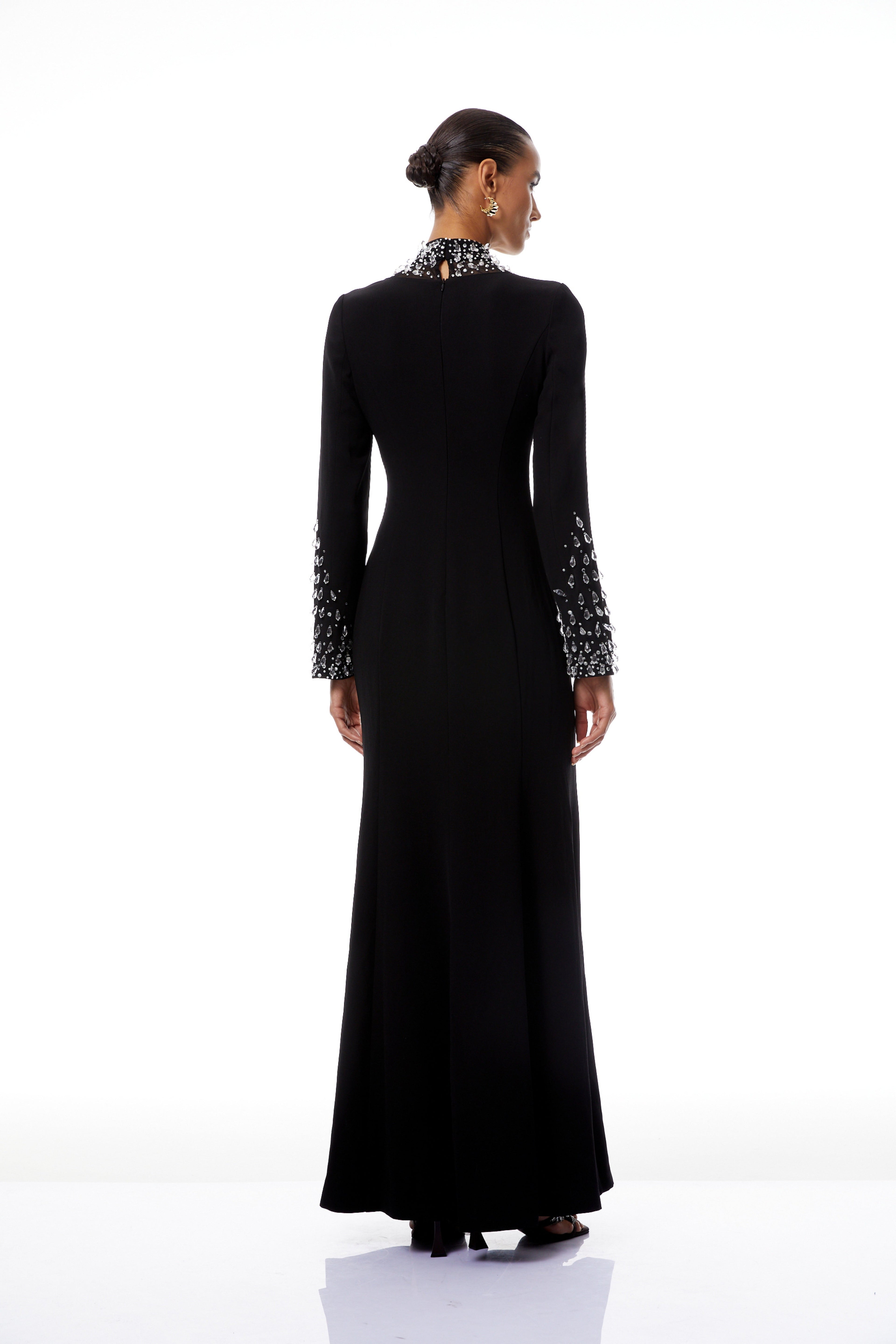Vestido de noche largo Oona negro con detalles decorativos y corte acampanado, diseñado por Bridal.