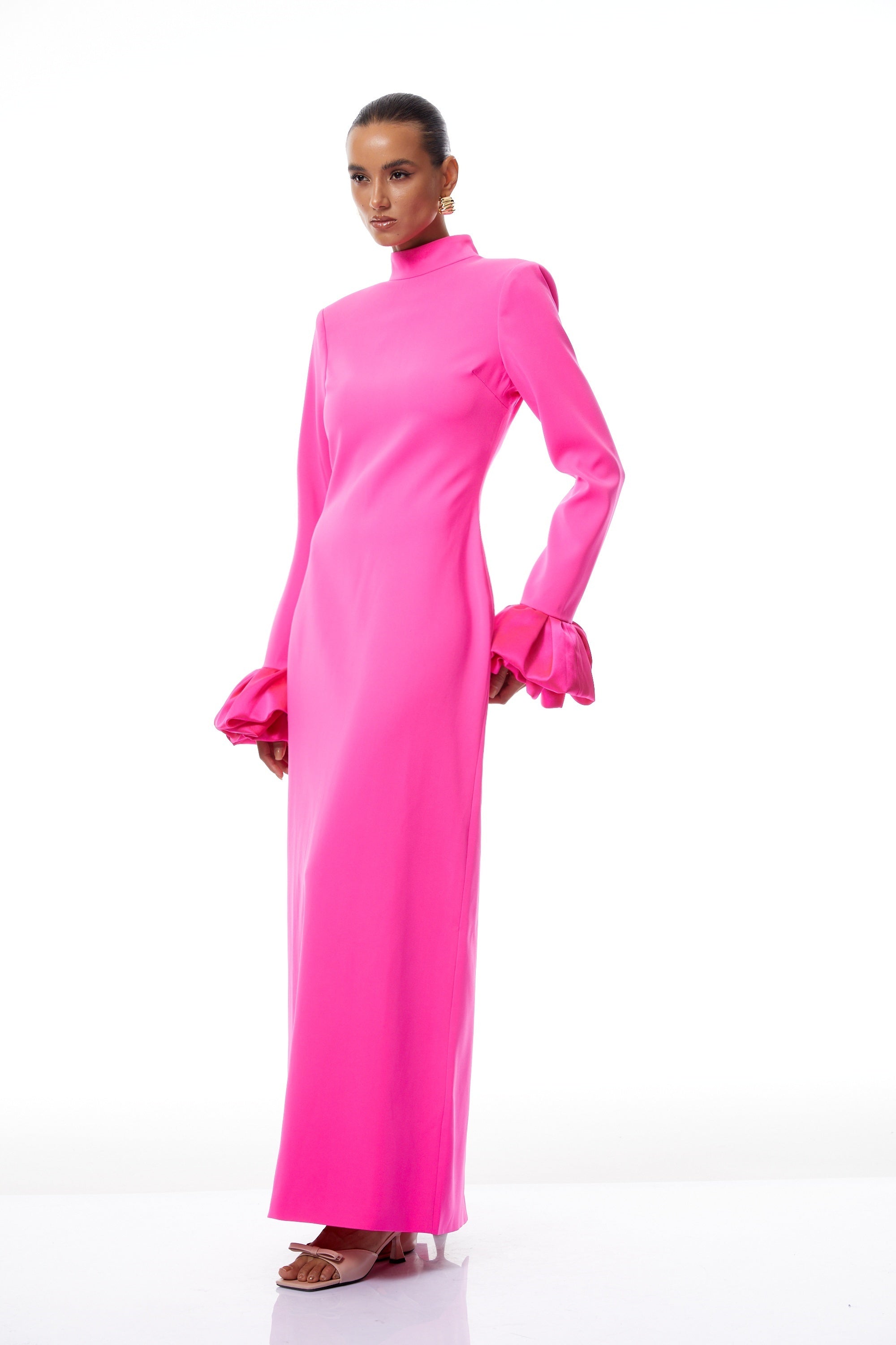 Vestido maxi rosa fucsia Eugenia Hot Pink Petal de Final Sale, con diseño de manga larga y detalle de pétalos en la parte superior.