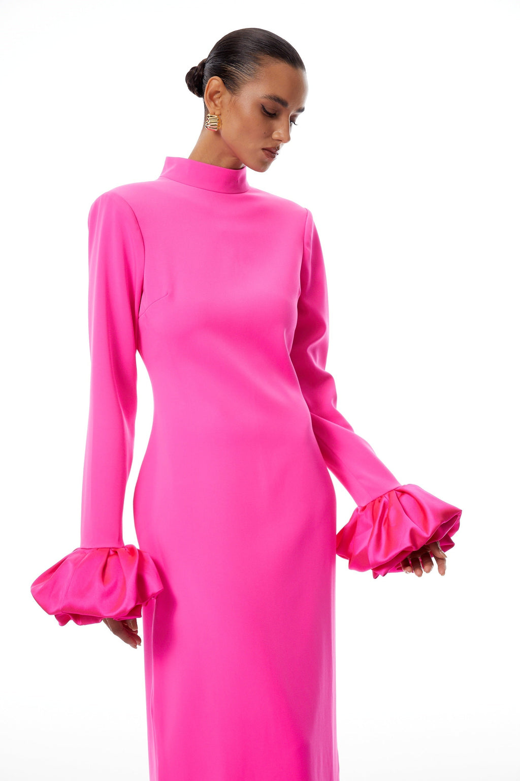 Vestido maxi rosa brillante Eugenia Hot Pink Petal de Final Sale, con diseño elegante y falda larga para ocasiones especiales.