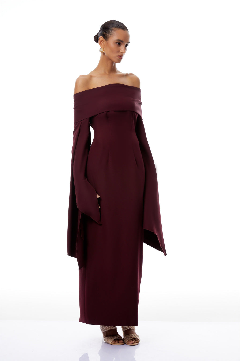 Vestido largo maxi dorado burdeos de tirantes con hombros descubiertos, estilo elegante para ocasiones formales.