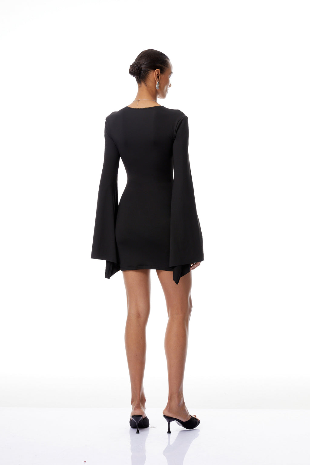 Vestido mini negro Kinsley con mangas acampanadas y lazo en la parte delantera, estilo elegante y moderno.