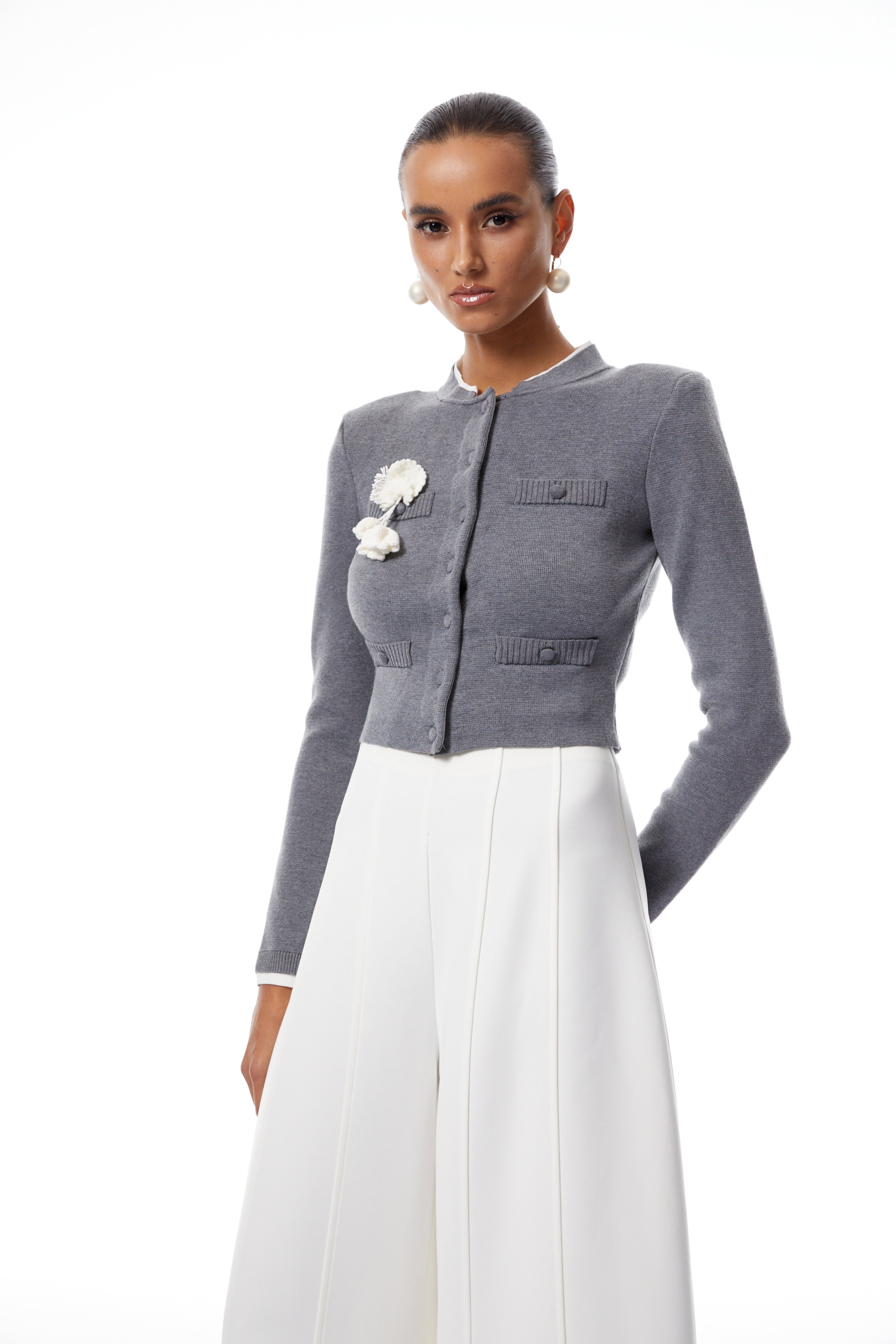 Cardigan de punto gris Lisette con detalles en relieve de pétalos 3D, estilo moderno y cómodo para mujer.