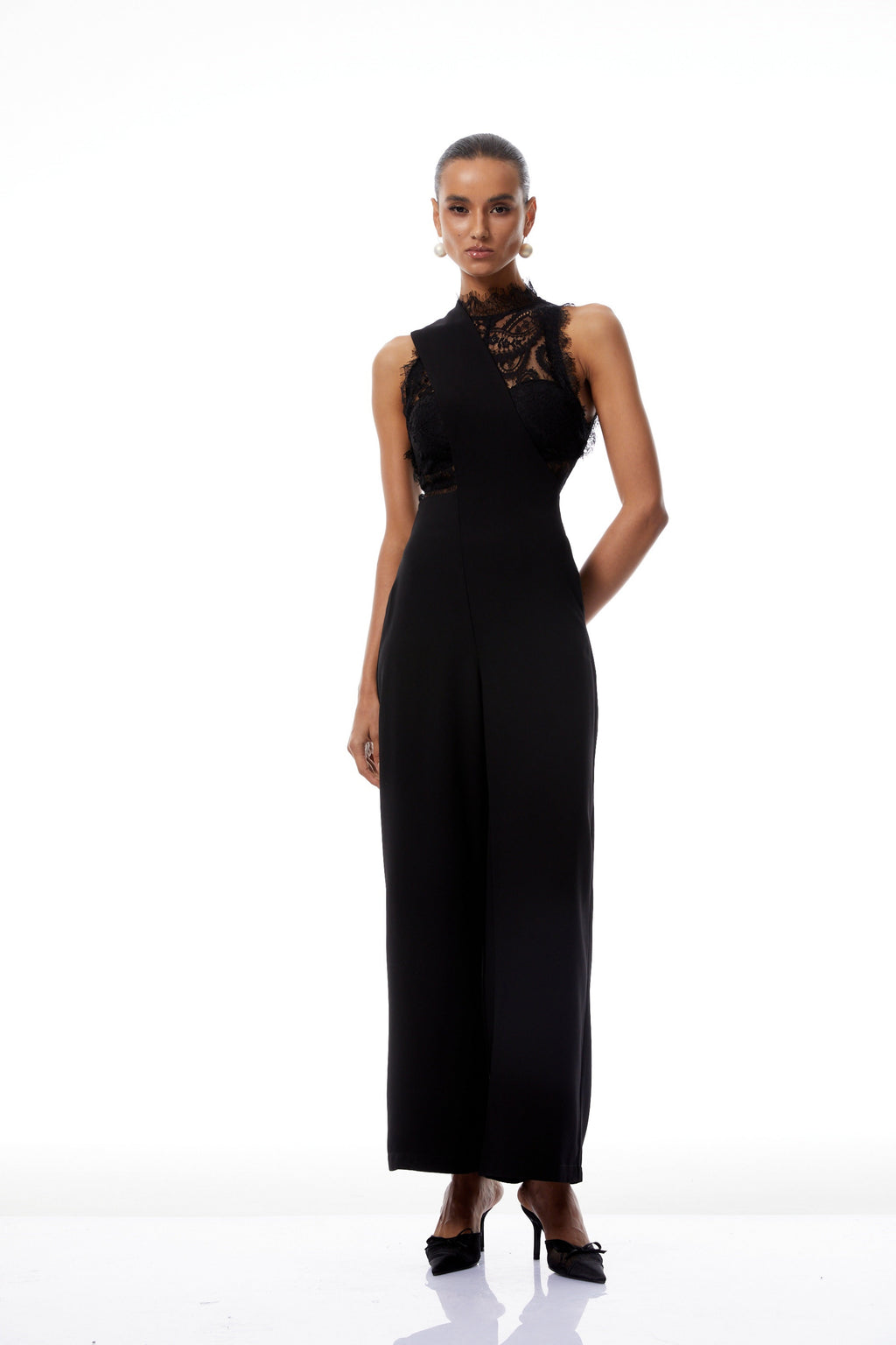 Conjunto de blusa de encaje negro Mélisande y mono asimétrico con tirantes, estilo moderno y elegante.
