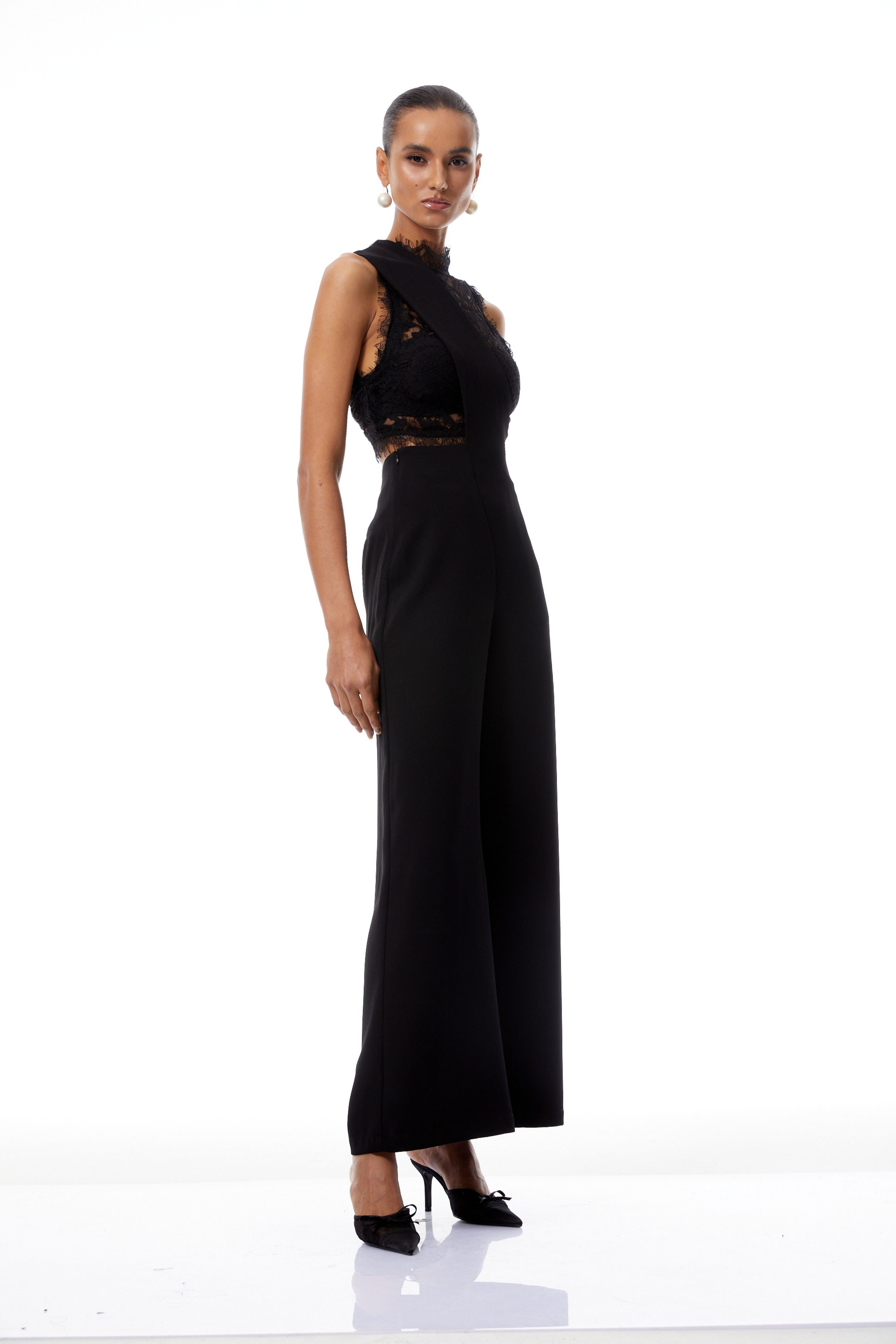 Conjunto de blusa de encaje negro Mélisande y pantalones cortos asimétricos de tirantes, estilo moderno y elegante.