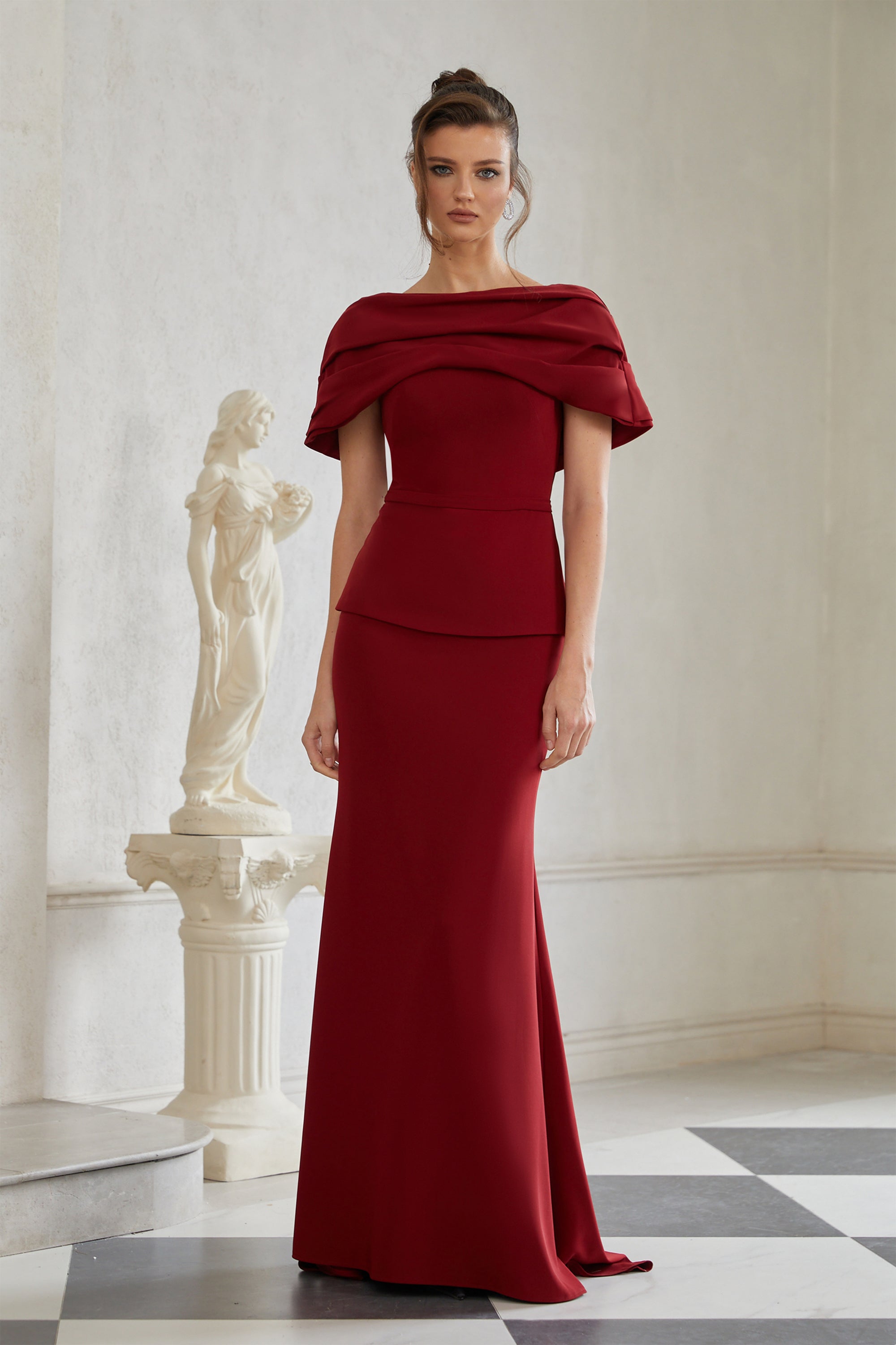 Vestido Maxi Bridal rojo con detalles fruncidos y chal, elegante y de largo completo para ocasiones especiales.