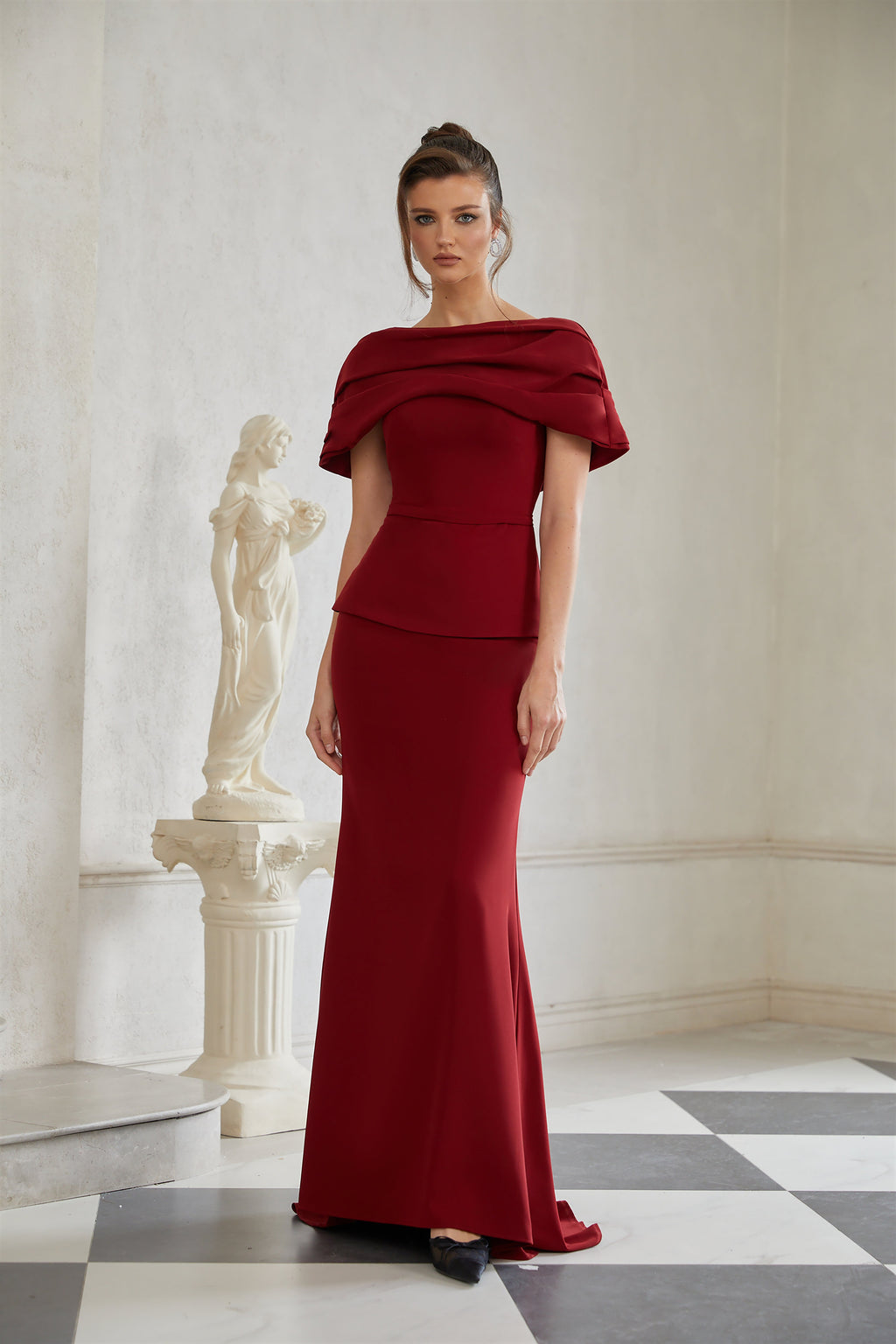 Vestido largo maxi rojo de Bridal con detalles de dobleces y chal, diseño elegante y moderno para ocasiones especiales.