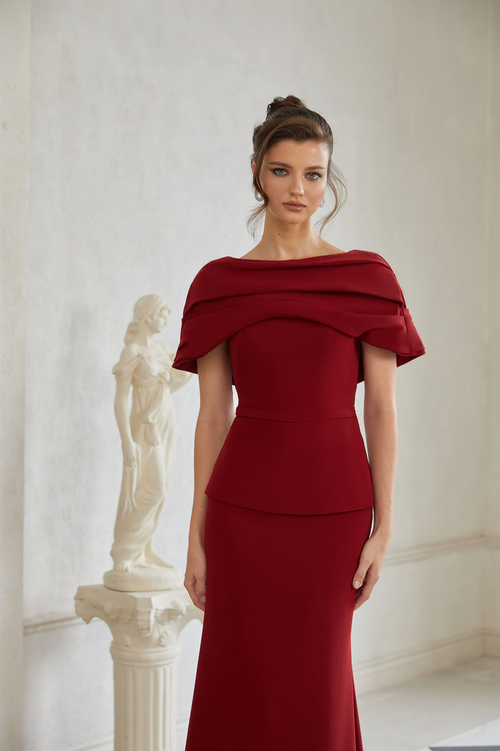 Vestido largo maxi de novia en color rojo con detalles fruncidos y chal en la parte superior, estilo elegante y sofisticado.