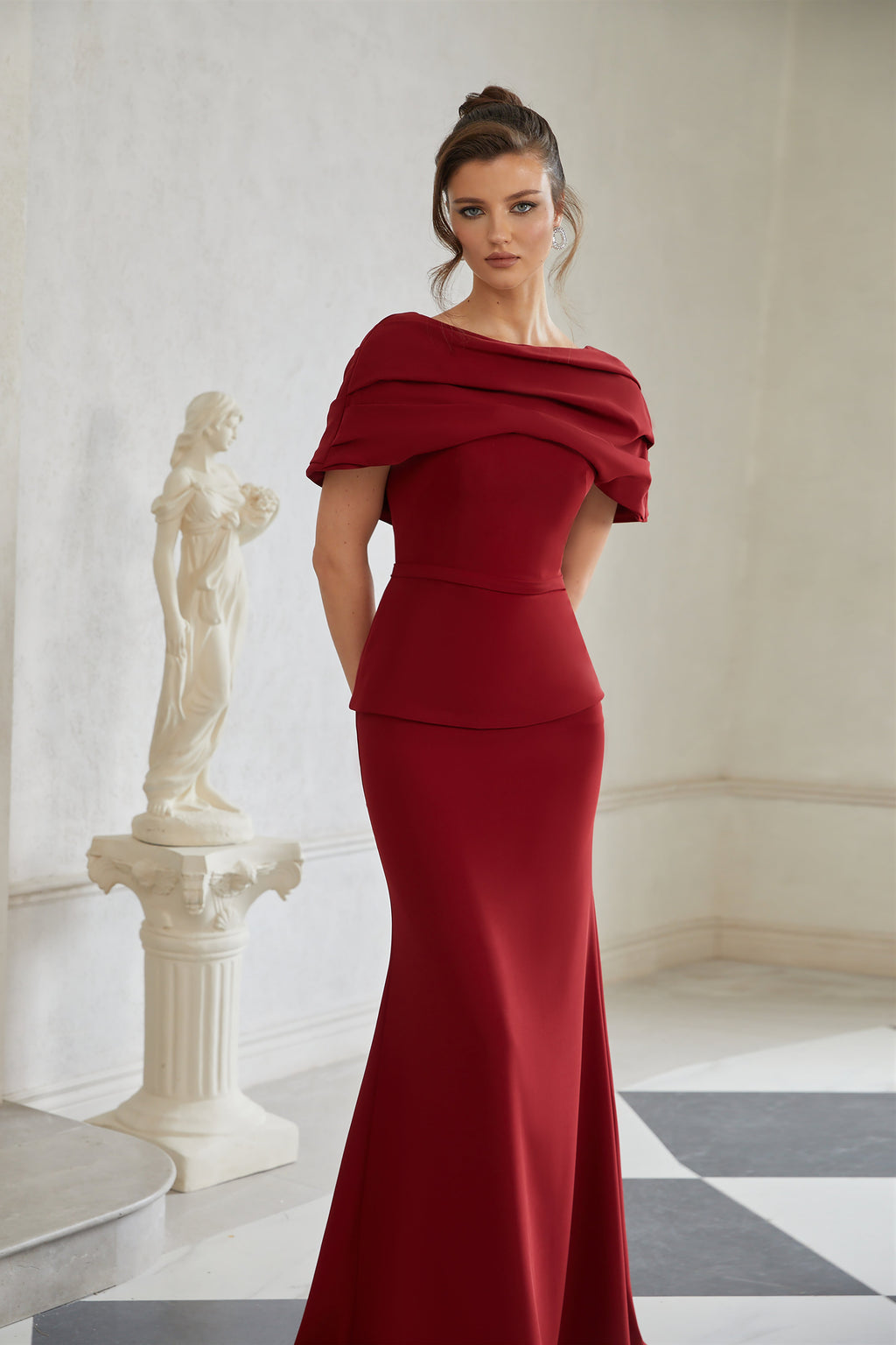 Vestido maxi rojo de novia Bridal con detalles drapeados y pashmina, elegante y sofisticado para ocasiones especiales.