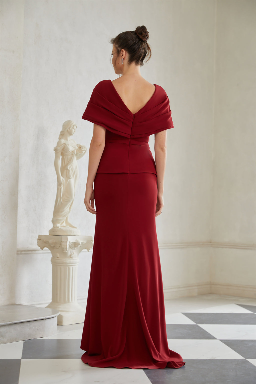 Vestido largo de novia en rojo con detalles fruncidos y chal, estilo maxi, de la marca Bridal, con diseño elegante y sofisticado.