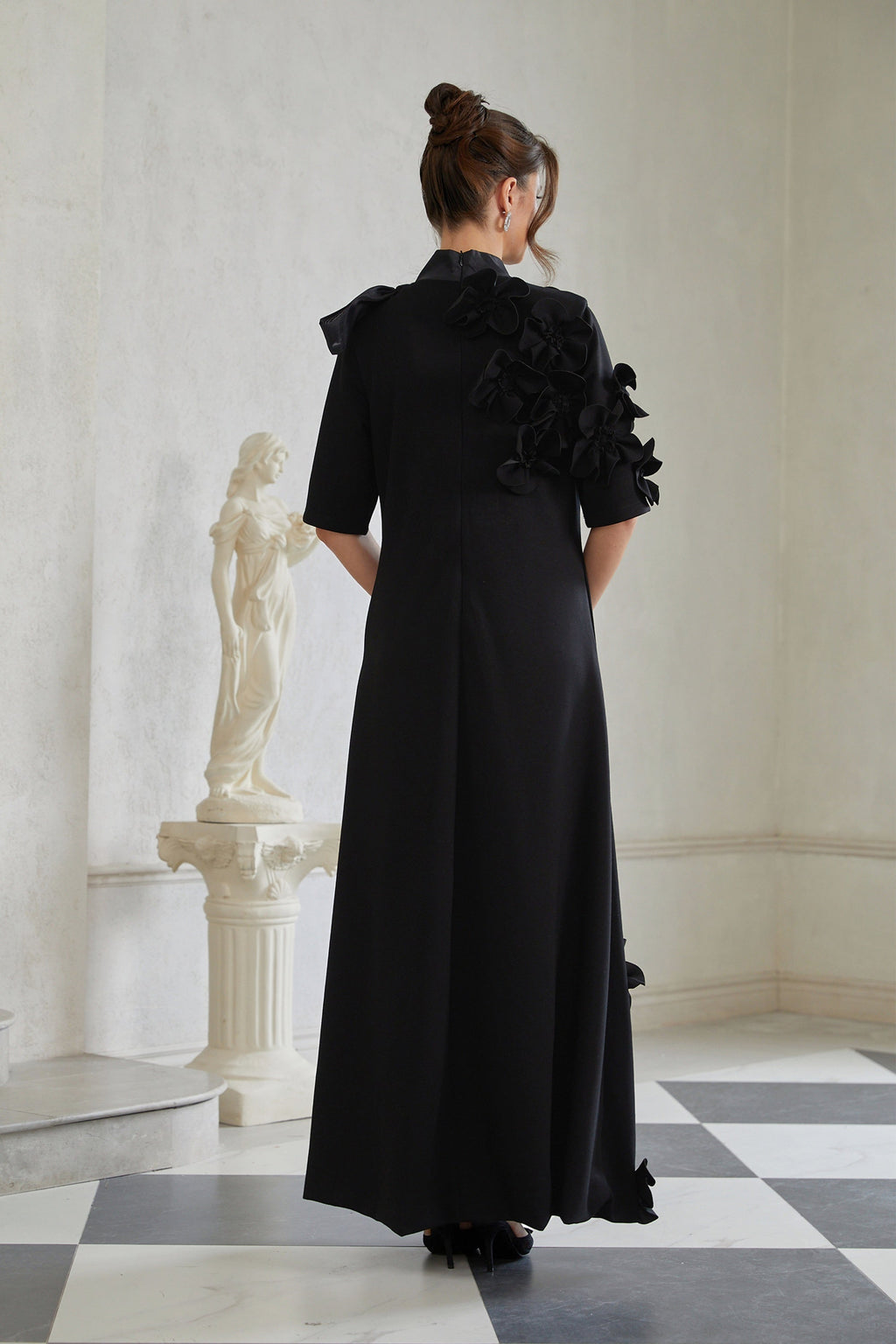 Vestido largo maxi negro con lazo y aplicaciones florales de Bridal, con detalles elegantes y estilo sofisticado.