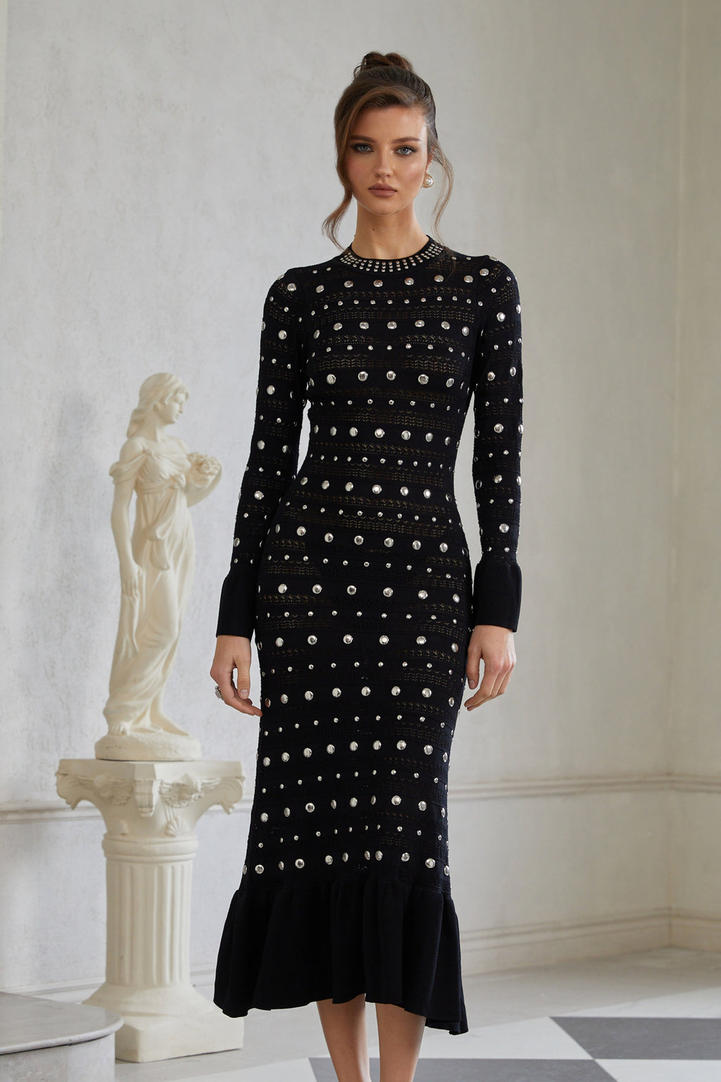 Vestido largo de manga larga negro de encaje de crochet con tachuelas, diseñado por Bridal, estilo midi elegante y moderno.