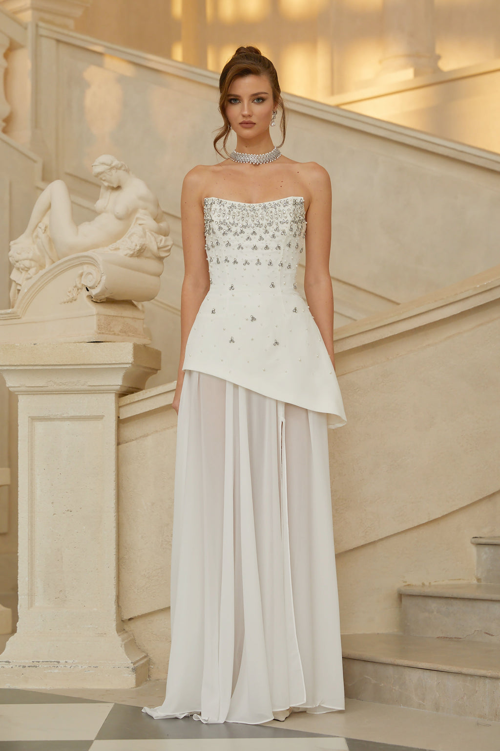 Conjunto de vestido y falda blanco de bridal, con detalles adornados y elegante diseño para ocasiones especiales.