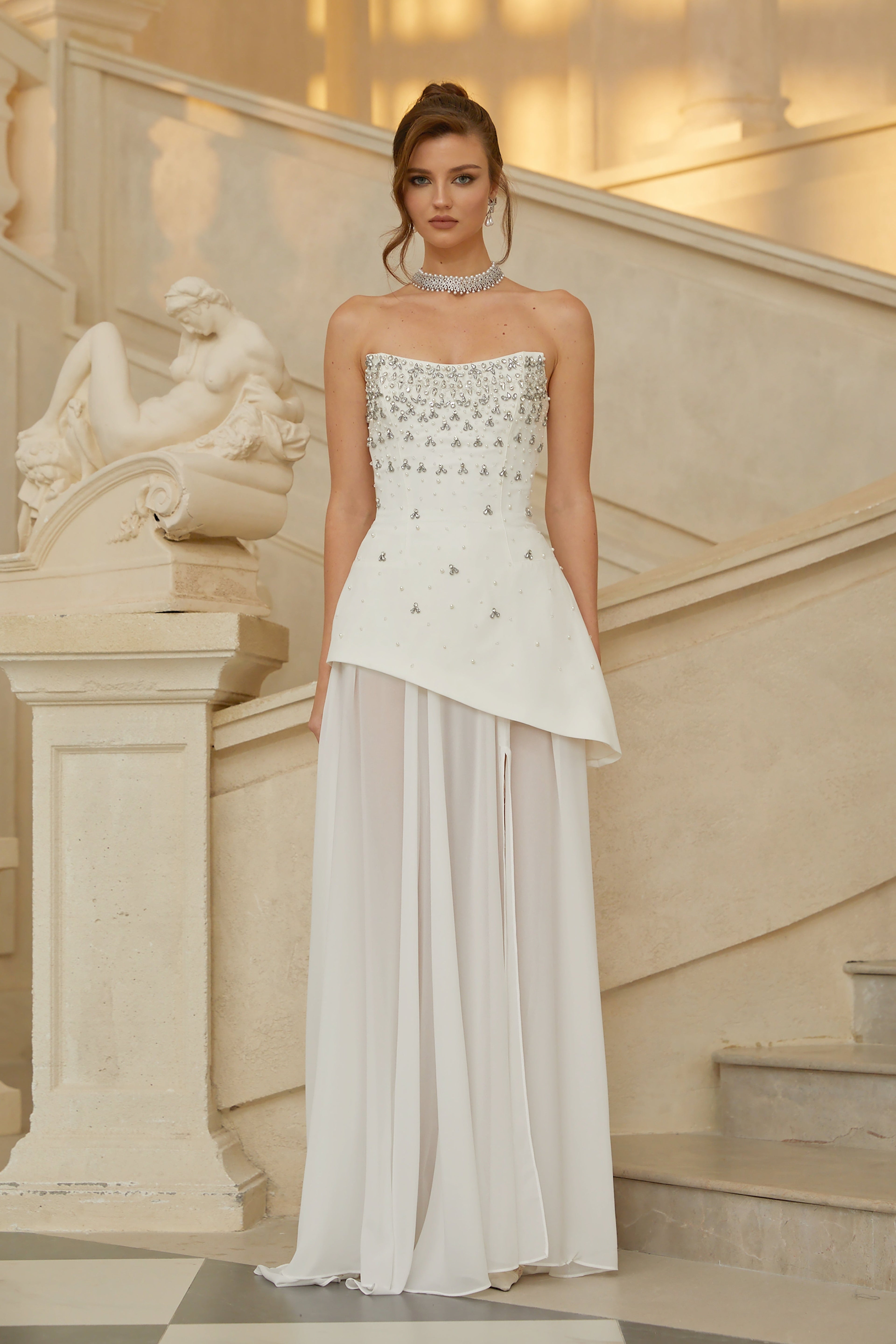 Conjunto de vestido y falda blanco de bridal, con detalles adornados y elegante diseño para ocasiones especiales.