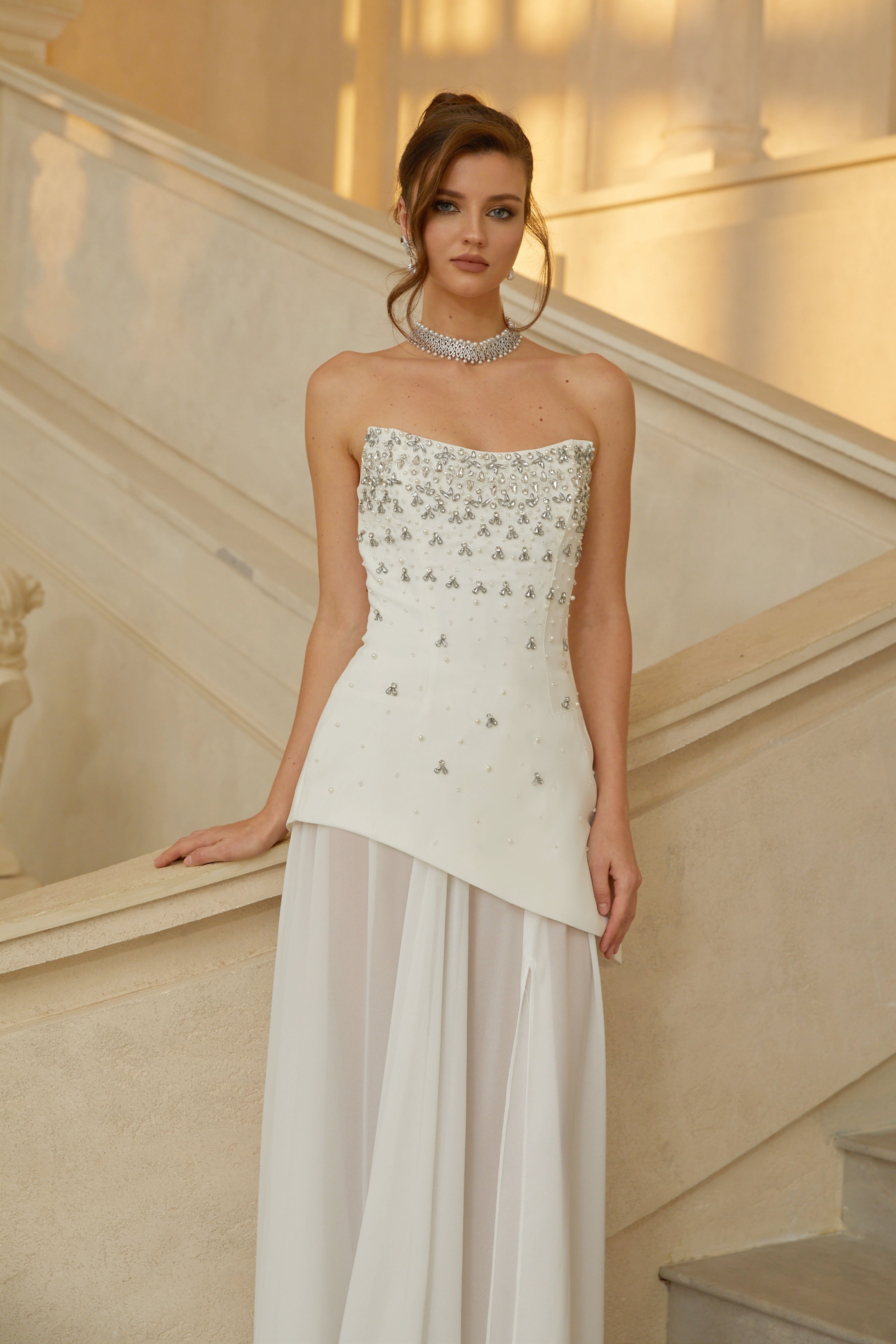 Conjunto de vestido y falda blanco con embellishments de la marca Bridal, mostrando detalles elegantes y estilo formal.