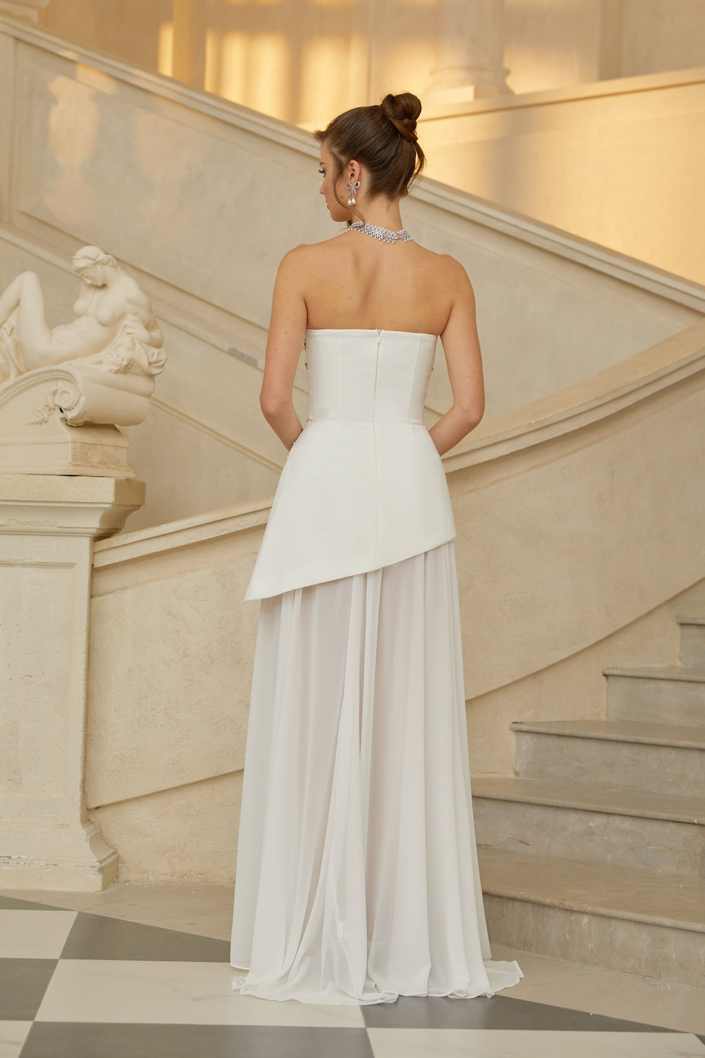 Vestido y falda de novia Melisande White con adornos, diseño elegante y delicado para ocasiones especiales.
