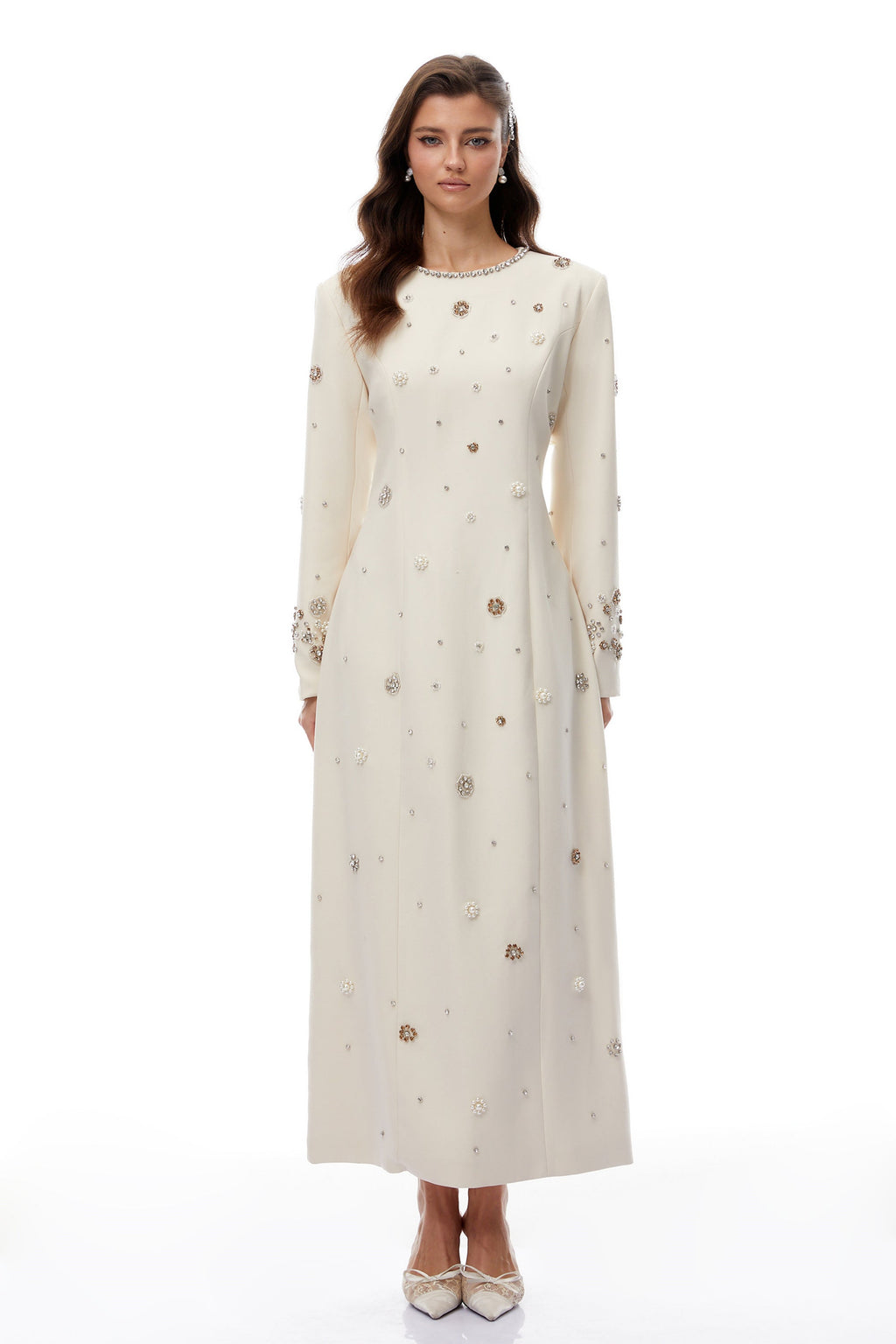 Vestido maxi blanco crema de la marca Final Sale, completamente adornado con embellishments, para ocasiones elegantes.
