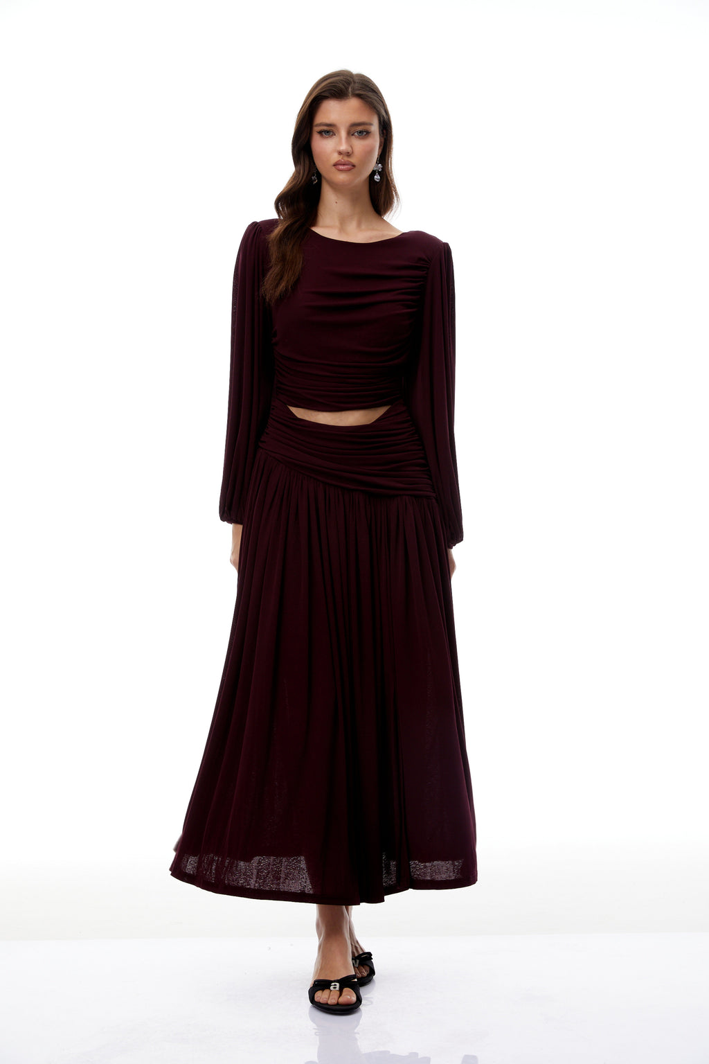 Vestido midi burdeos Fiorella con recortes y fruncido, estilo elegante y moderno, en color burdeos.