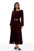 Vestido midi burdeos con cortes y fruncidos, vestido de la marca Final Sale, diseño elegante y moderno para ocasiones especiales.