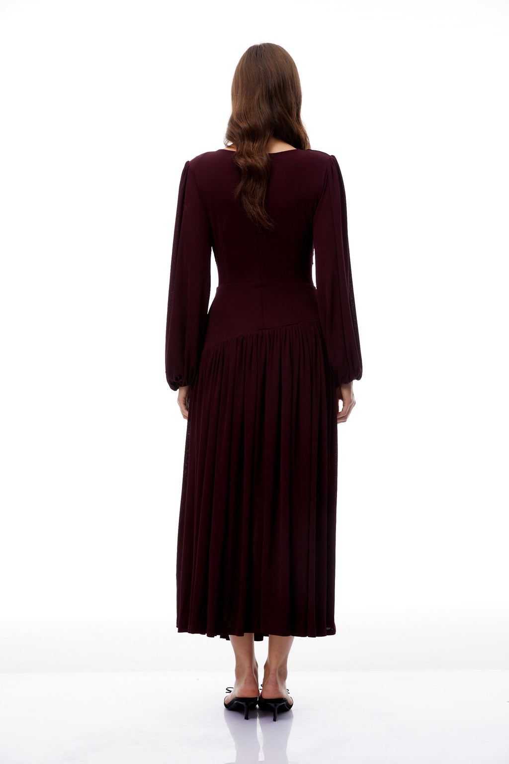 Vestido midi burgundy Fiorella con cortes y fruncido, estilo elegante y moderno, para ocasiones especiales.