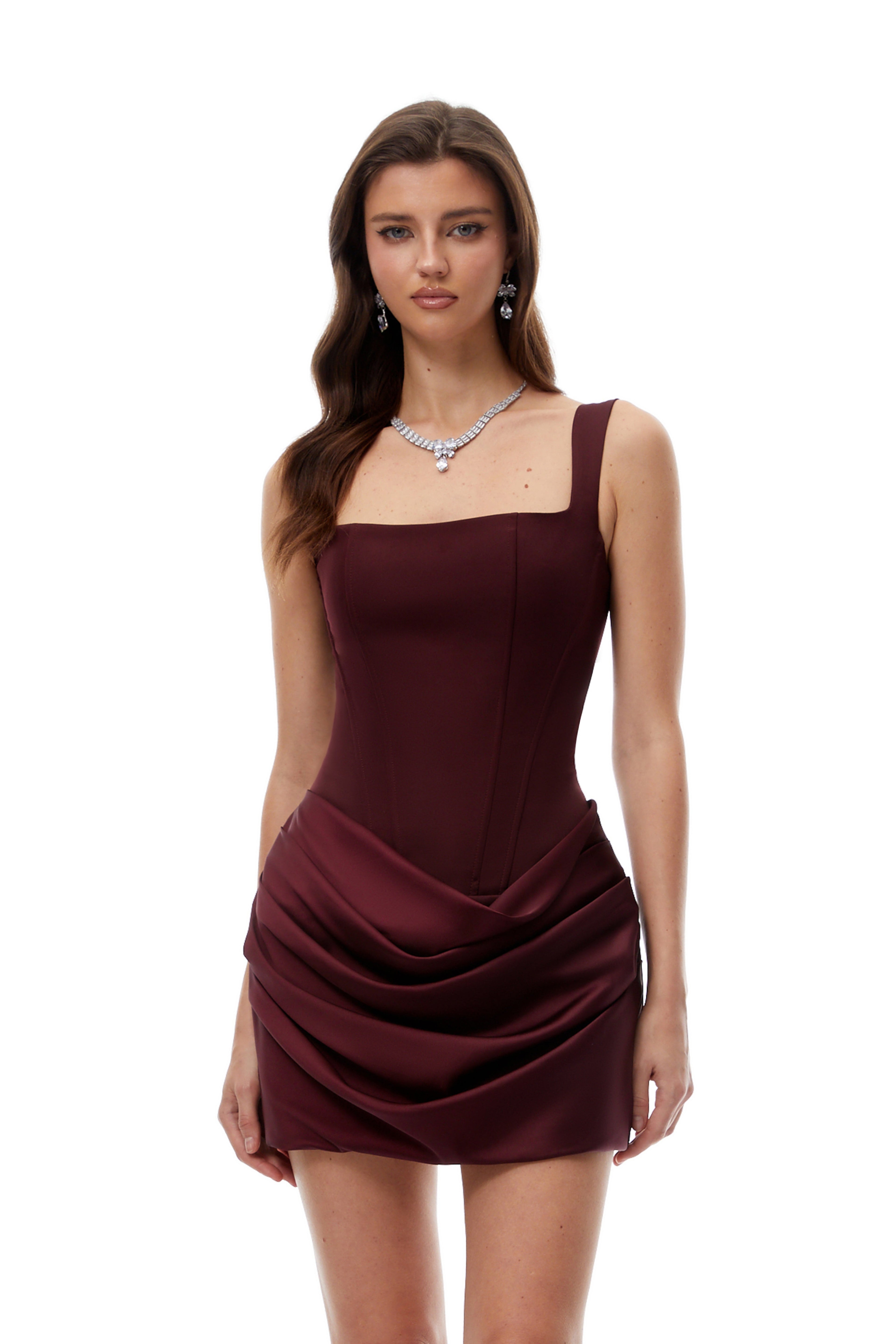 Vestido bodycon mini rojo Paulette con fruncido y ajuste ceñido, ideal para ocasiones elegantes y modernas.