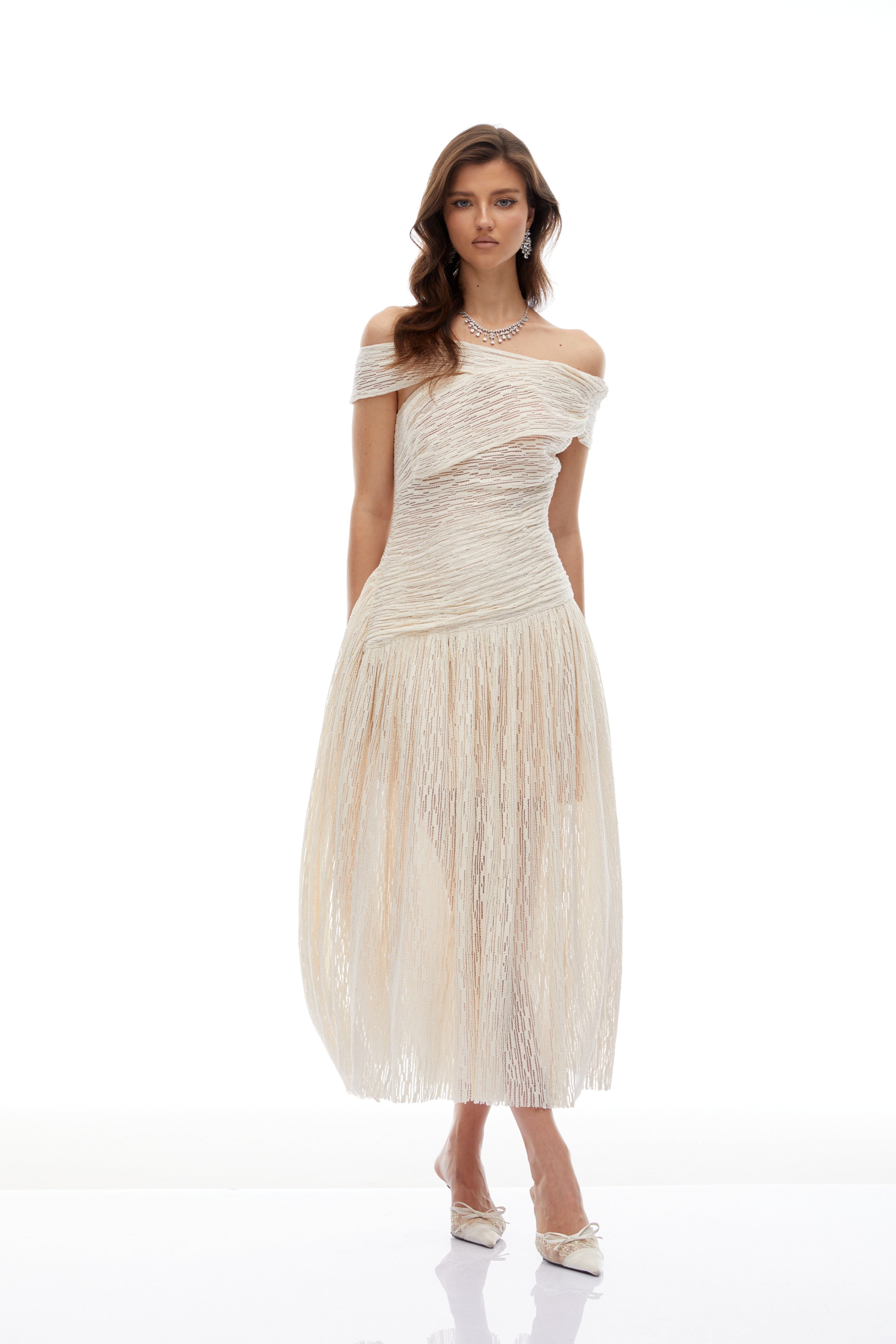 Vestido midi neutro de Bridal con textura asimétrica y fruncido, diseño elegante y moderno para ocasiones especiales.