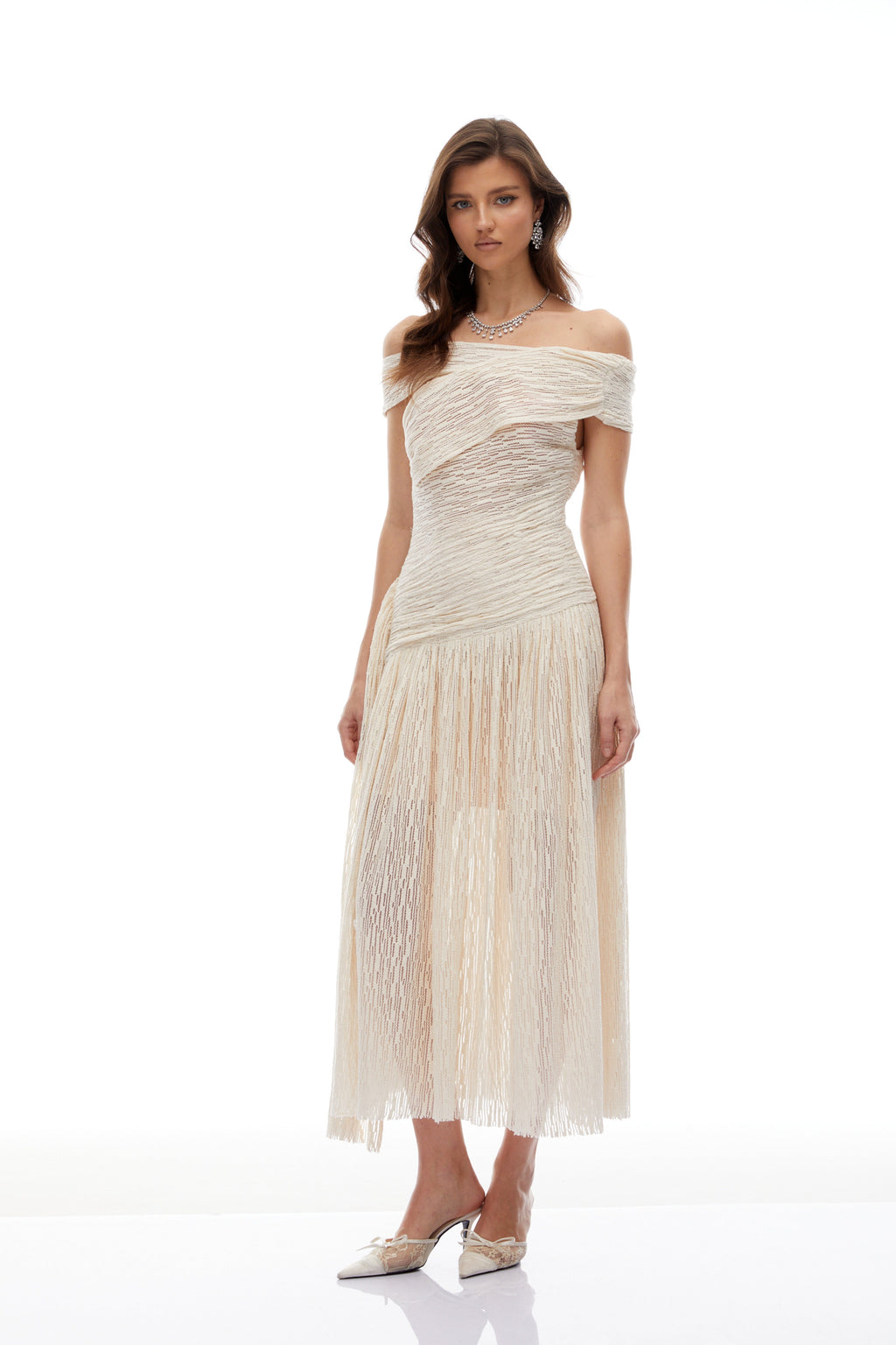 Vestido midi asimétrico y texturizado de Bridal, diseño neutro con detalles arrugados y estilo elegante.