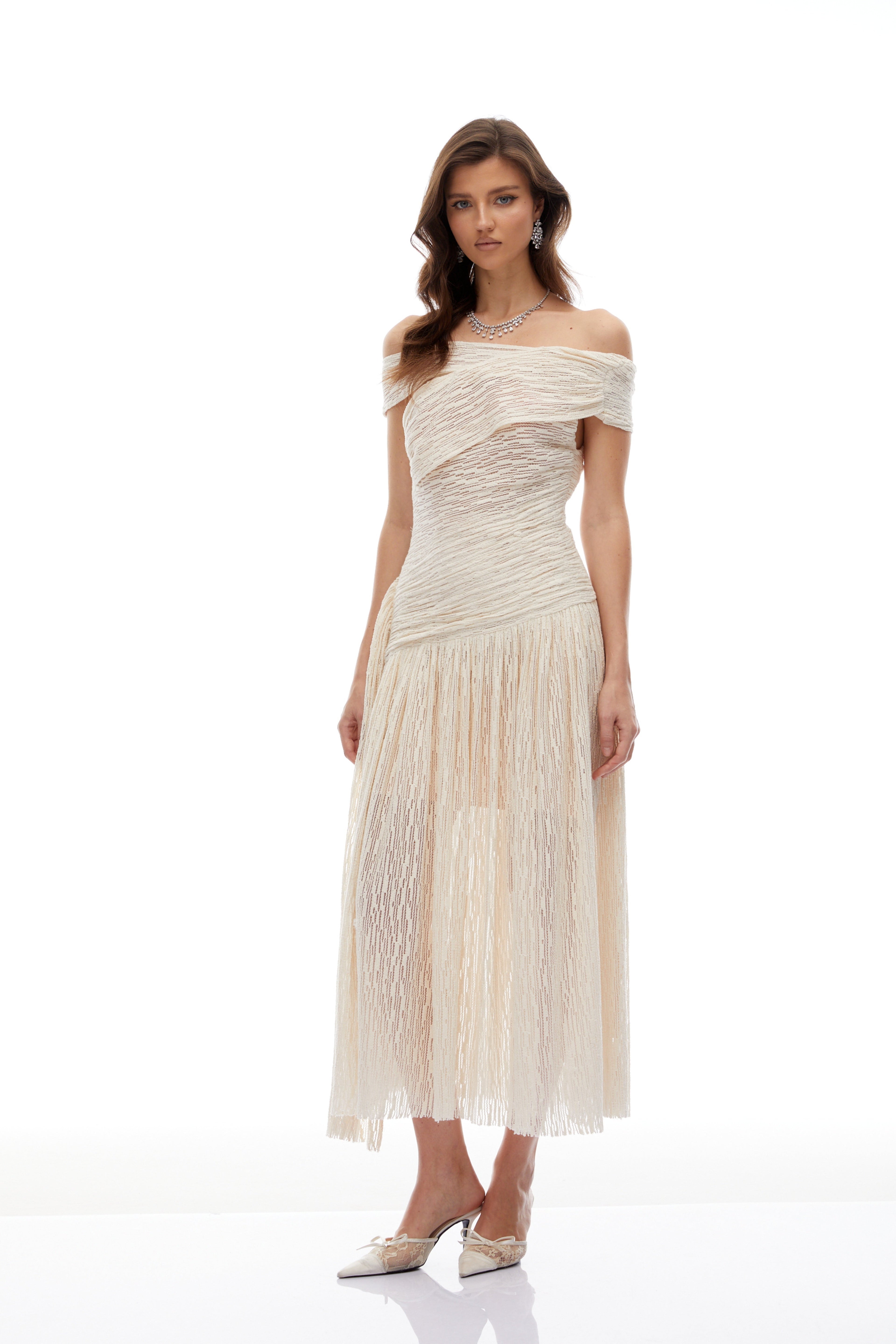 Vestido midi asimétrico y texturizado de Bridal, diseño neutro con detalles arrugados y estilo elegante.