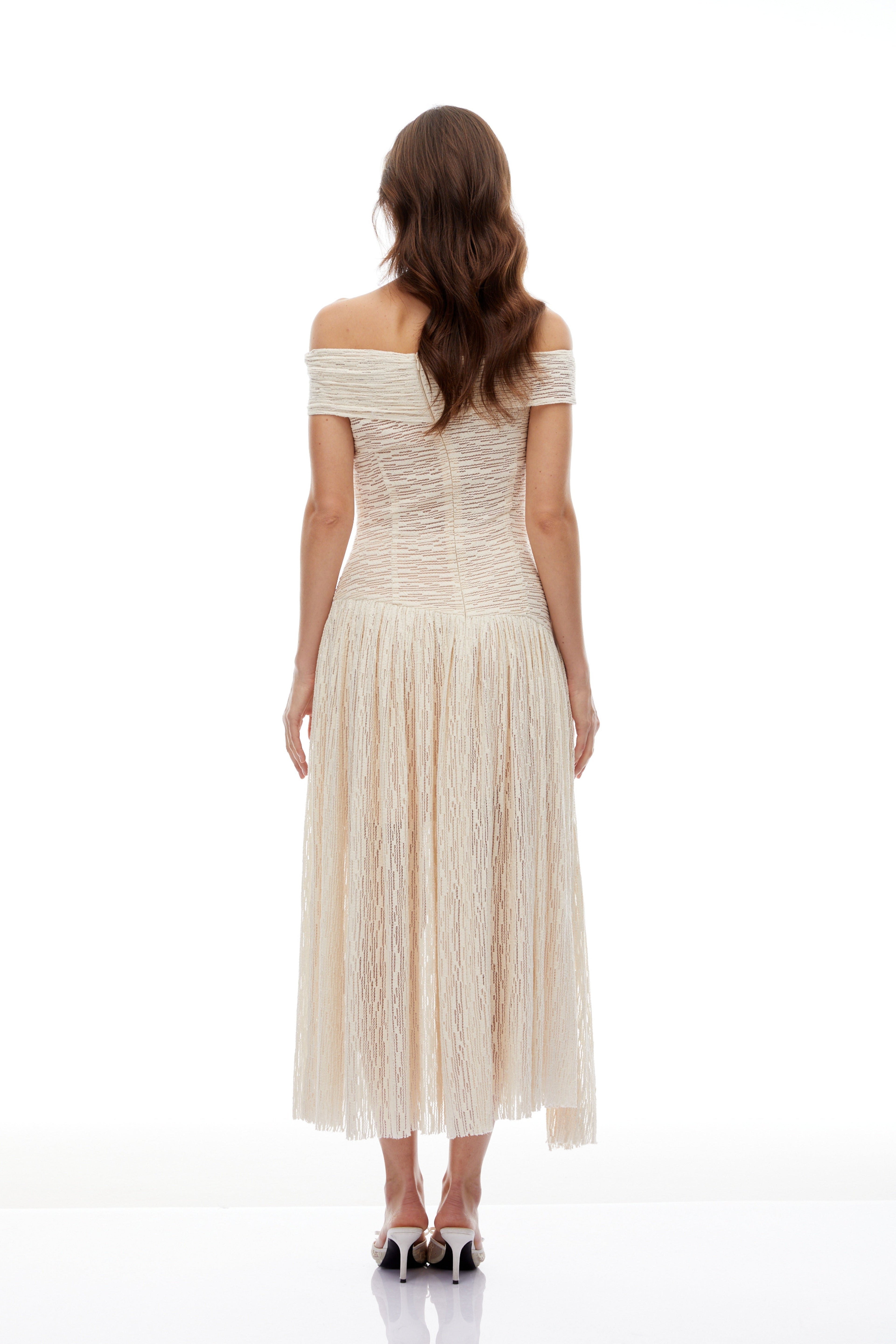 Vestido midi asimétrico y texturizado en color neutro de Bridal, con detalles de ruched y diseño elegante.