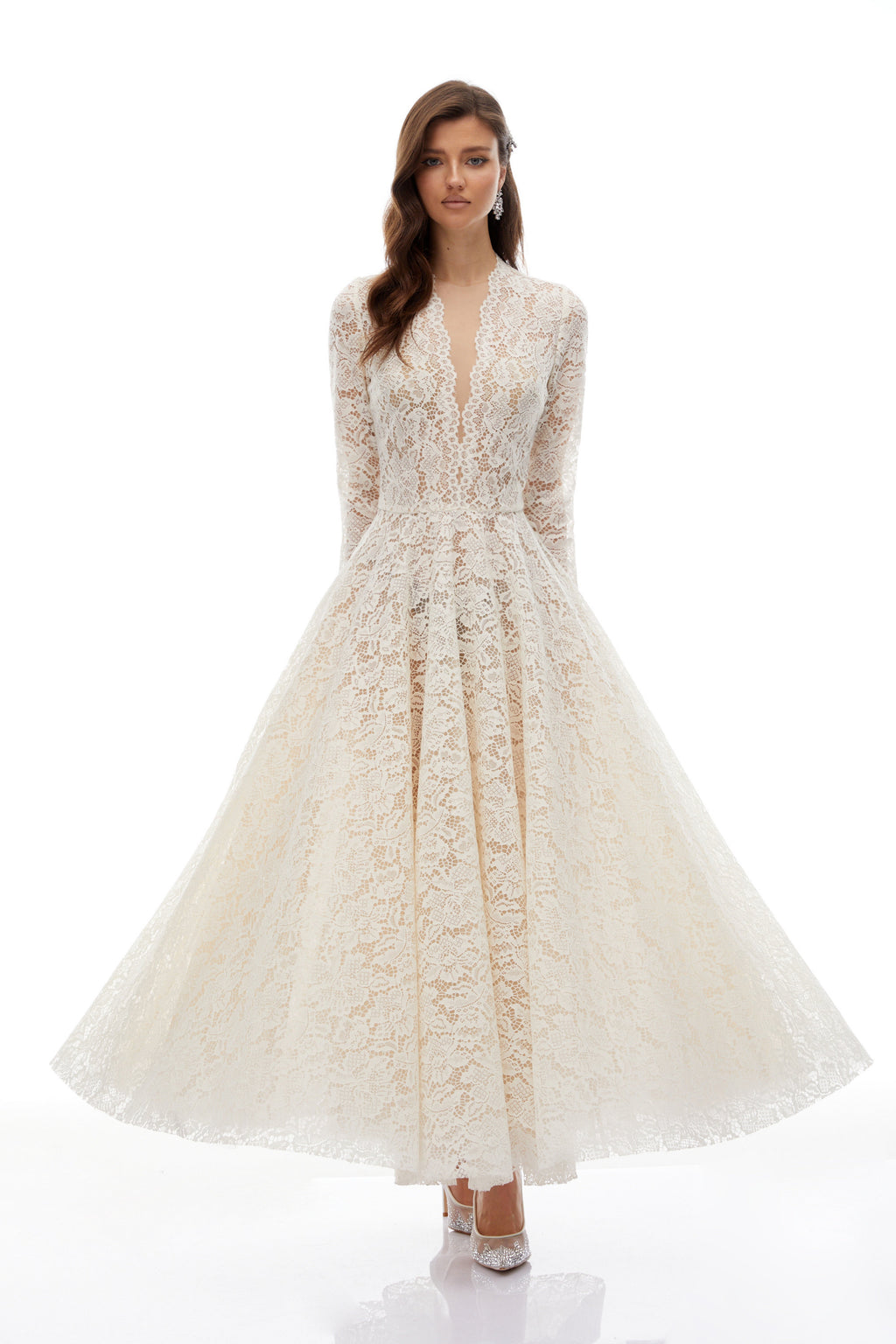 Vestido de novia largo en encaje marfil Oliana Ivory Lace Maxi Gown con detalles elegantes y corte clásico.