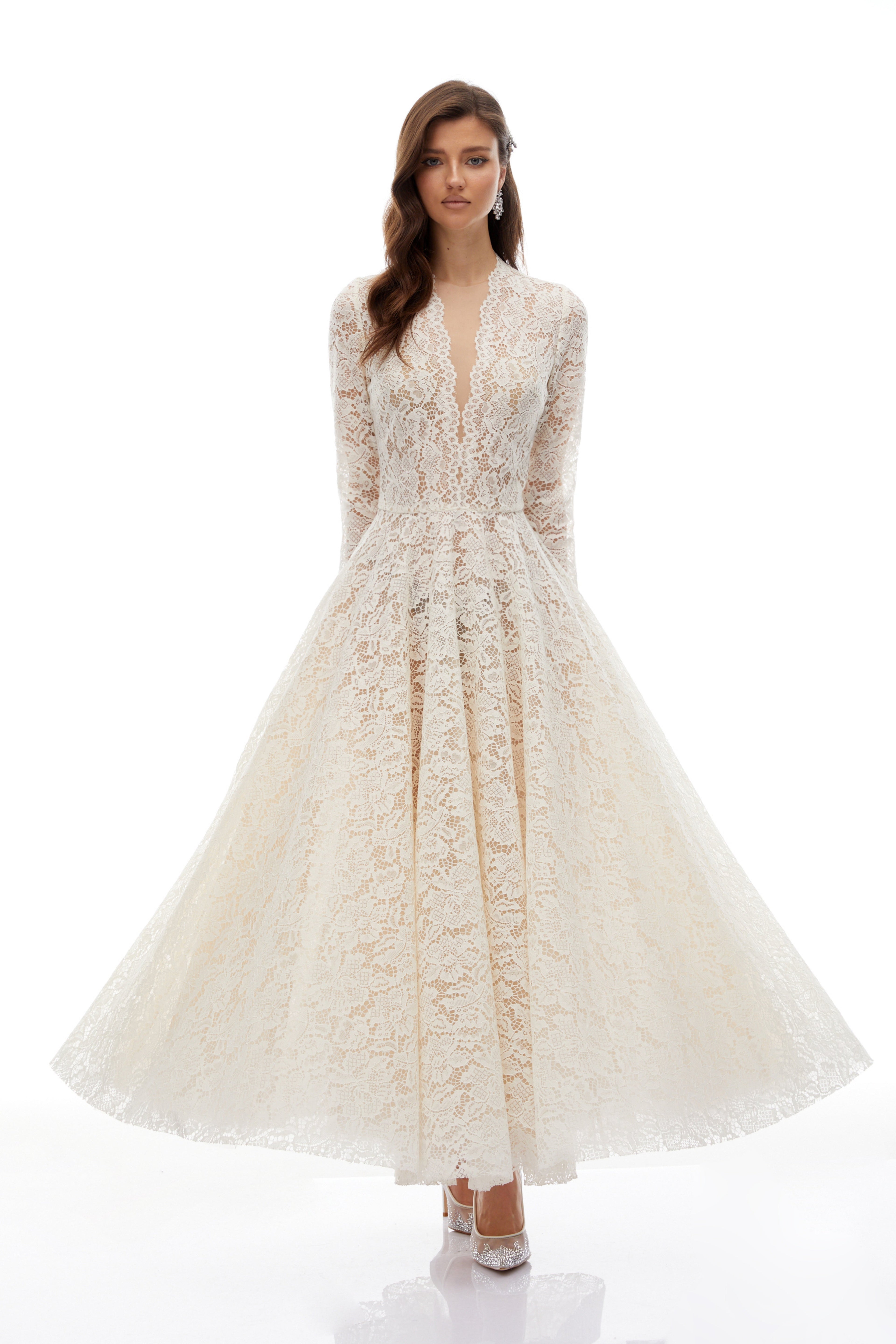 Vestido de novia largo en encaje marfil Oliana Ivory Lace Maxi Gown con detalles elegantes y corte clásico.