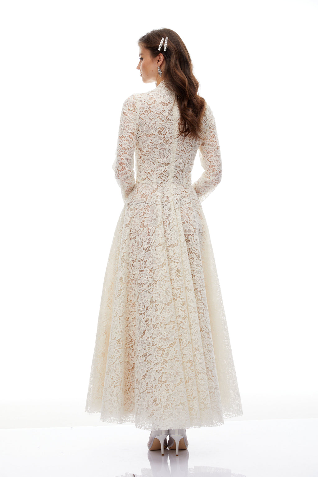 Vestido largo de novia Ivory Lace Maxi Gown de Bridal con encaje y diseño elegante en color marfil.