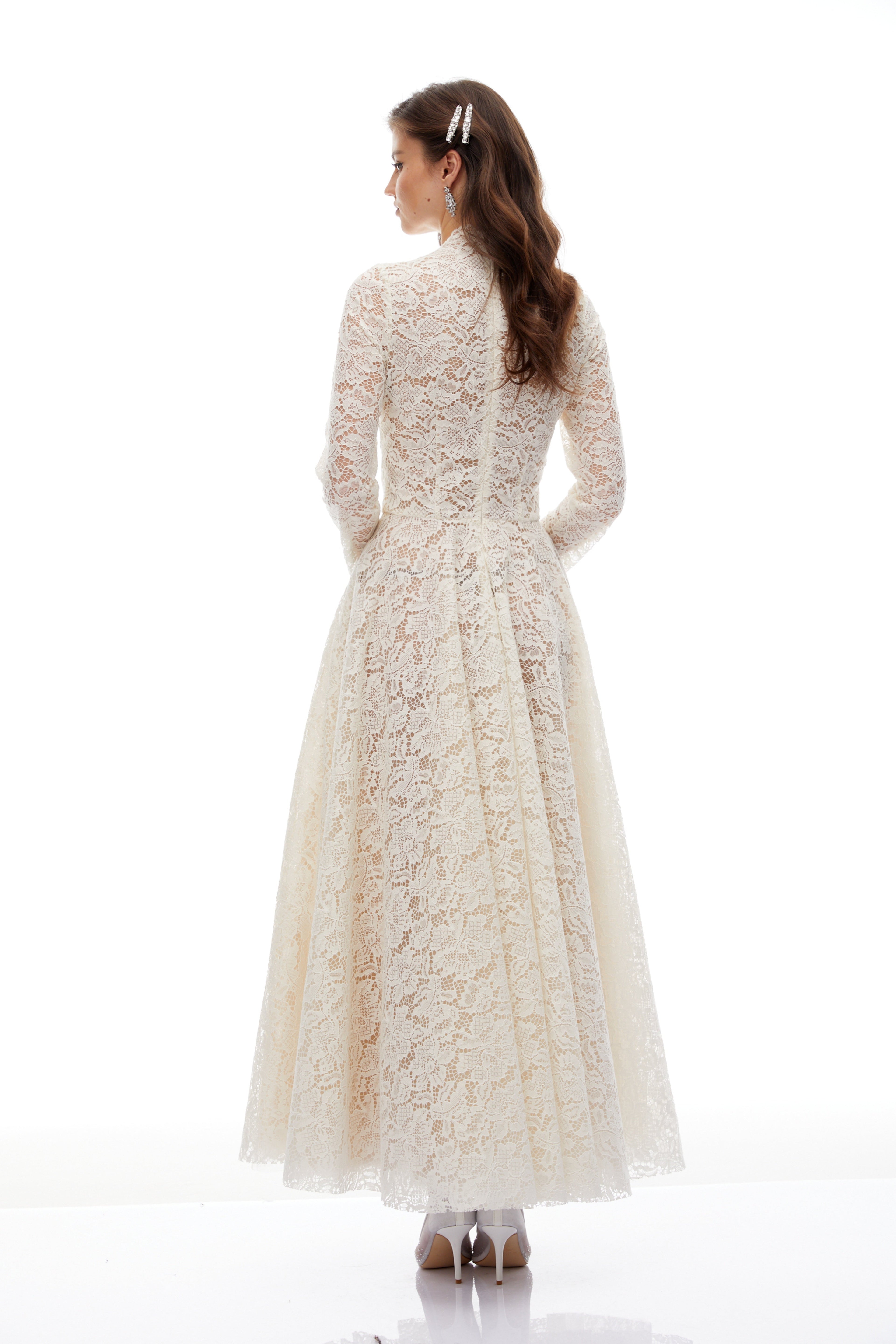 Vestido largo de novia Ivory Lace Maxi Gown de Bridal con encaje y diseño elegante en color marfil.