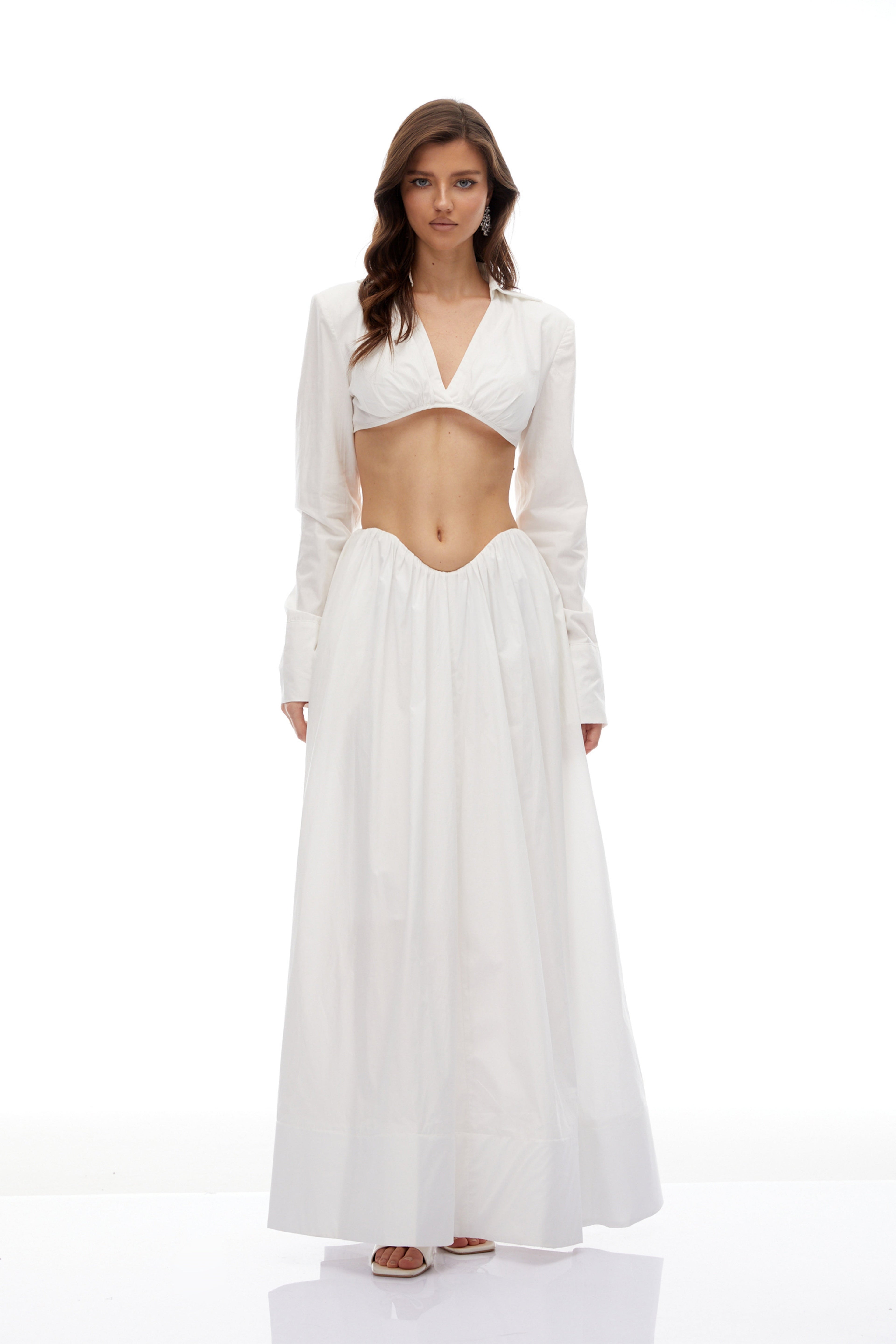 Conjunto de camisa y falda blanca Caterina Bridal con frunces, vista frontal, para ocasión especial.