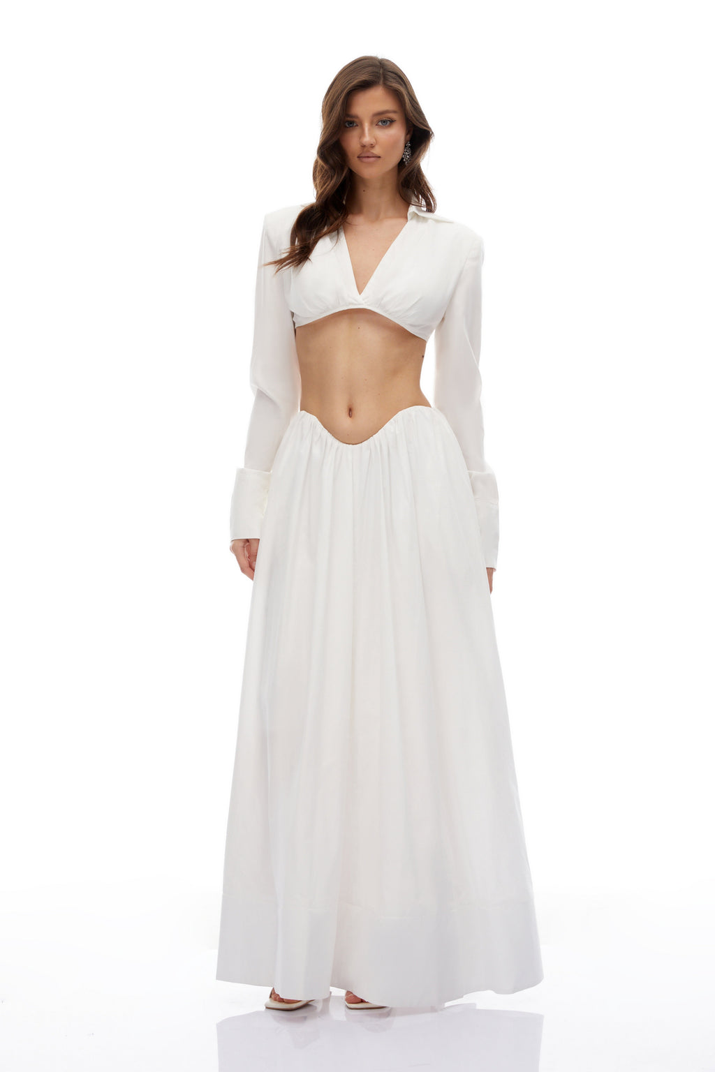 Conjunto de camisa y falda blanca Caterina de Bridal con fruncido y diseño elegante, visible en la imagen.