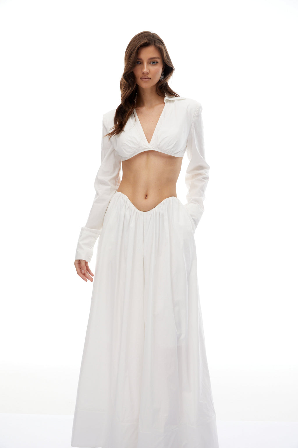 Conjunto de camisa y falda blanca Caterina de Bridal, con detalles plisados y ajustados, en un estilo elegante y sofisticado.