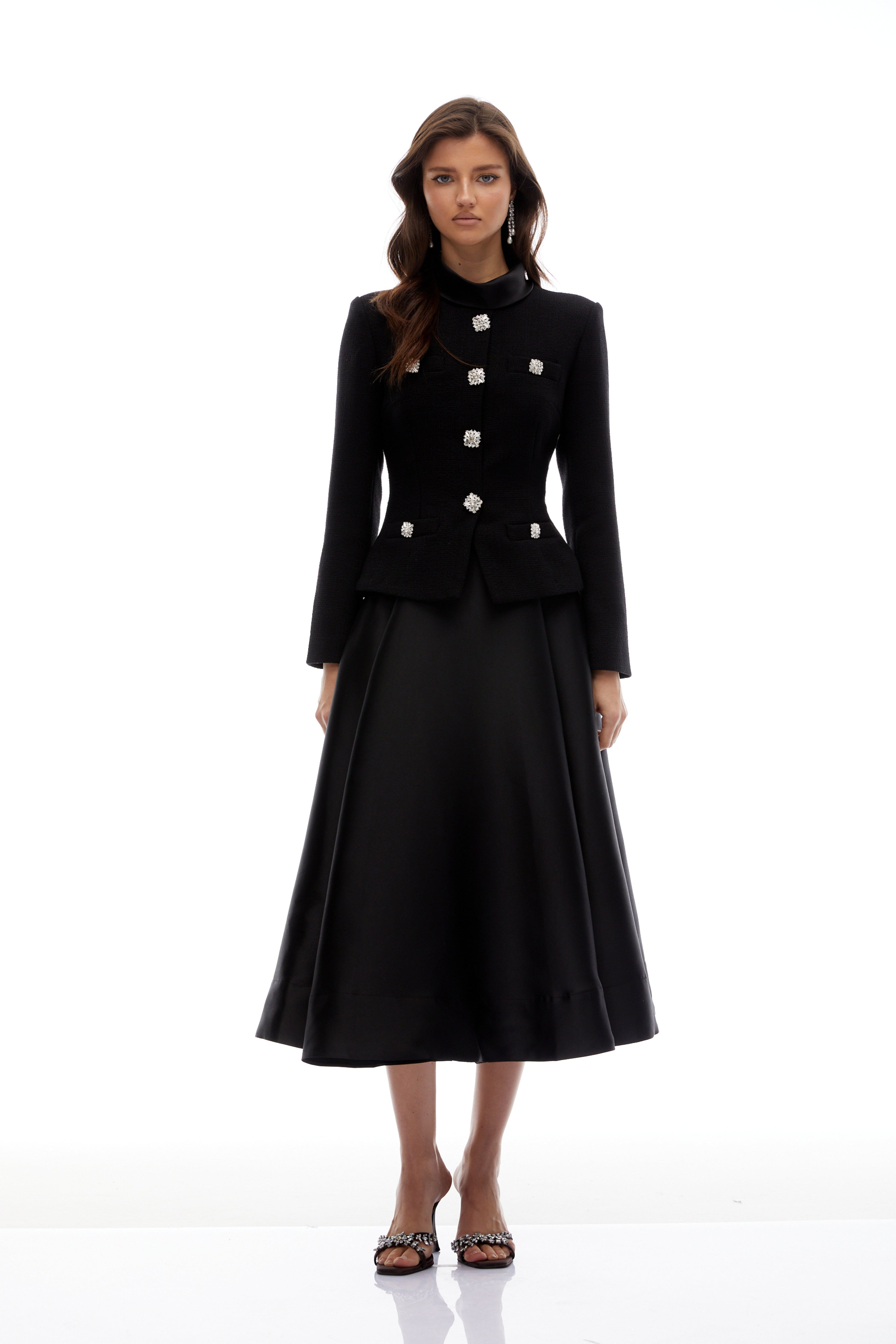 Vestido midi negro de tweed con cuello alto de la marca Bridal, diseñado por Lorelei, visible en la imagen.