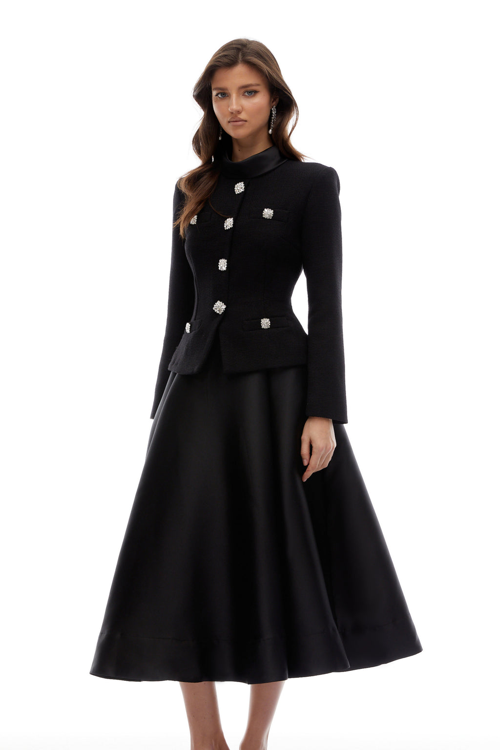 Vestido midi de tweed negro con cuello alto de la marca Bridal, diseñado para ocasiones elegantes y sofisticadas.