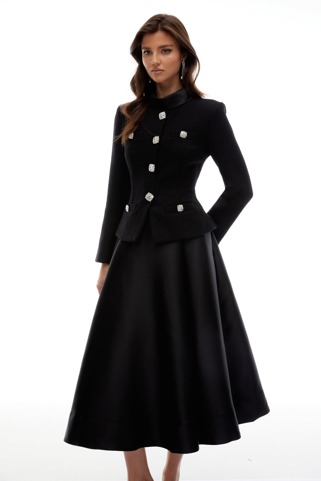 Vestido midi negro de tweed con cuello alto de la marca Bridal, estilo elegante y sofisticado para ocasiones especiales.