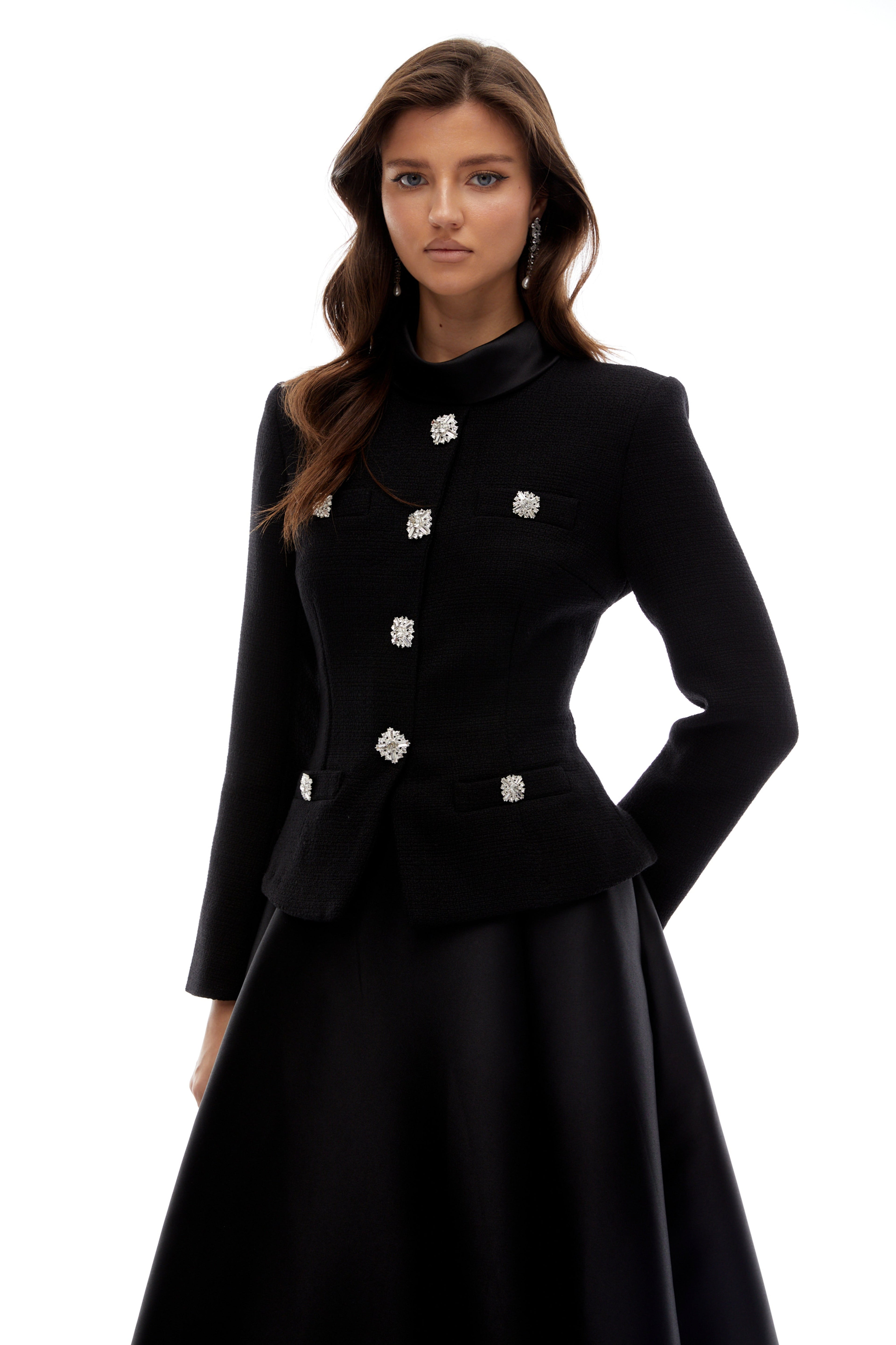 Vestido midi negro de tweed con cuello alto de la marca Bridal, diseñado por Lorelei, en color negro y estilo elegante.