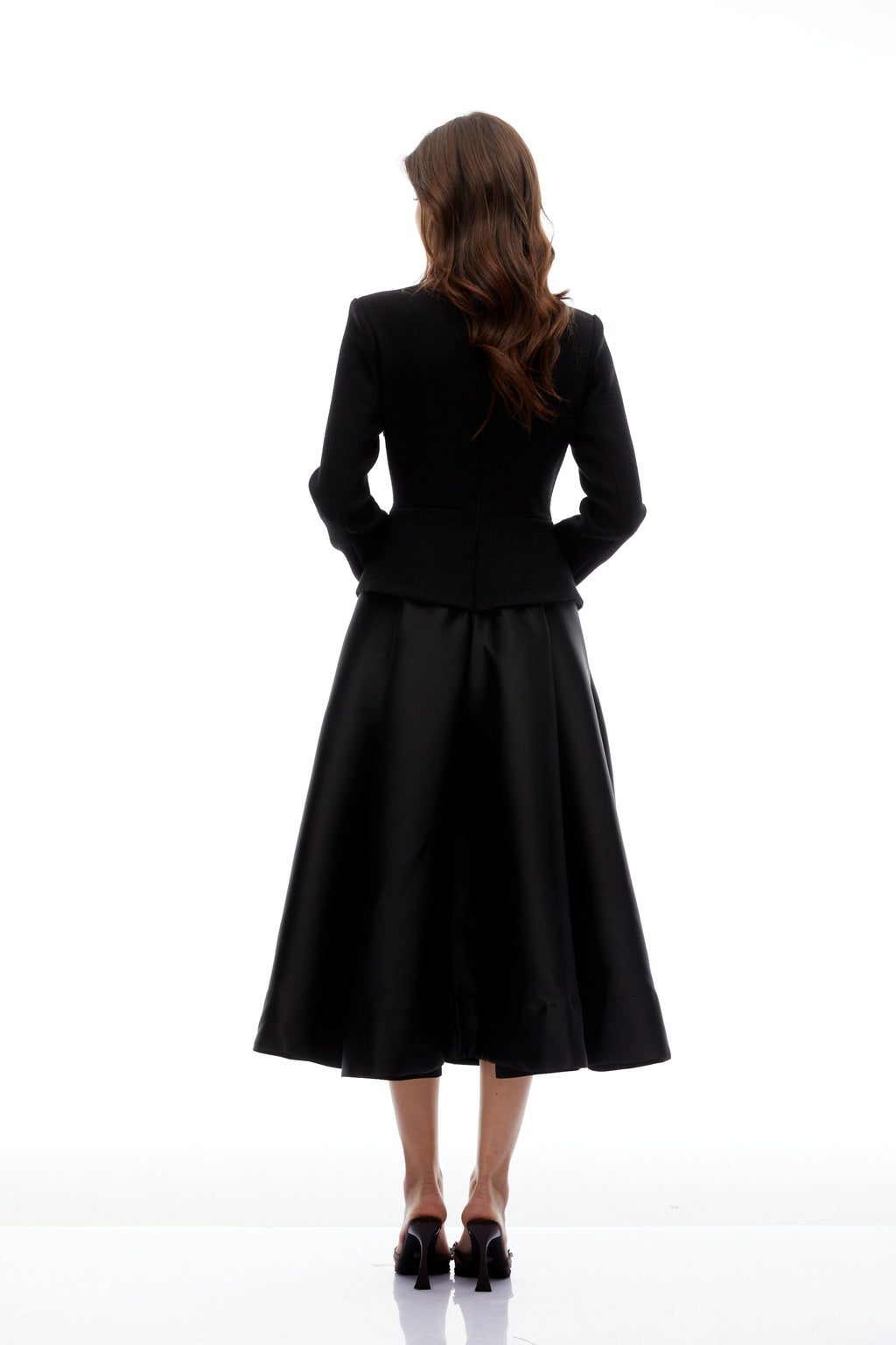 Vestido midi negro de tweed con cuello alto de la marca Bridal, diseñado por Lorelei, enfocado en detalles de moda elegante.