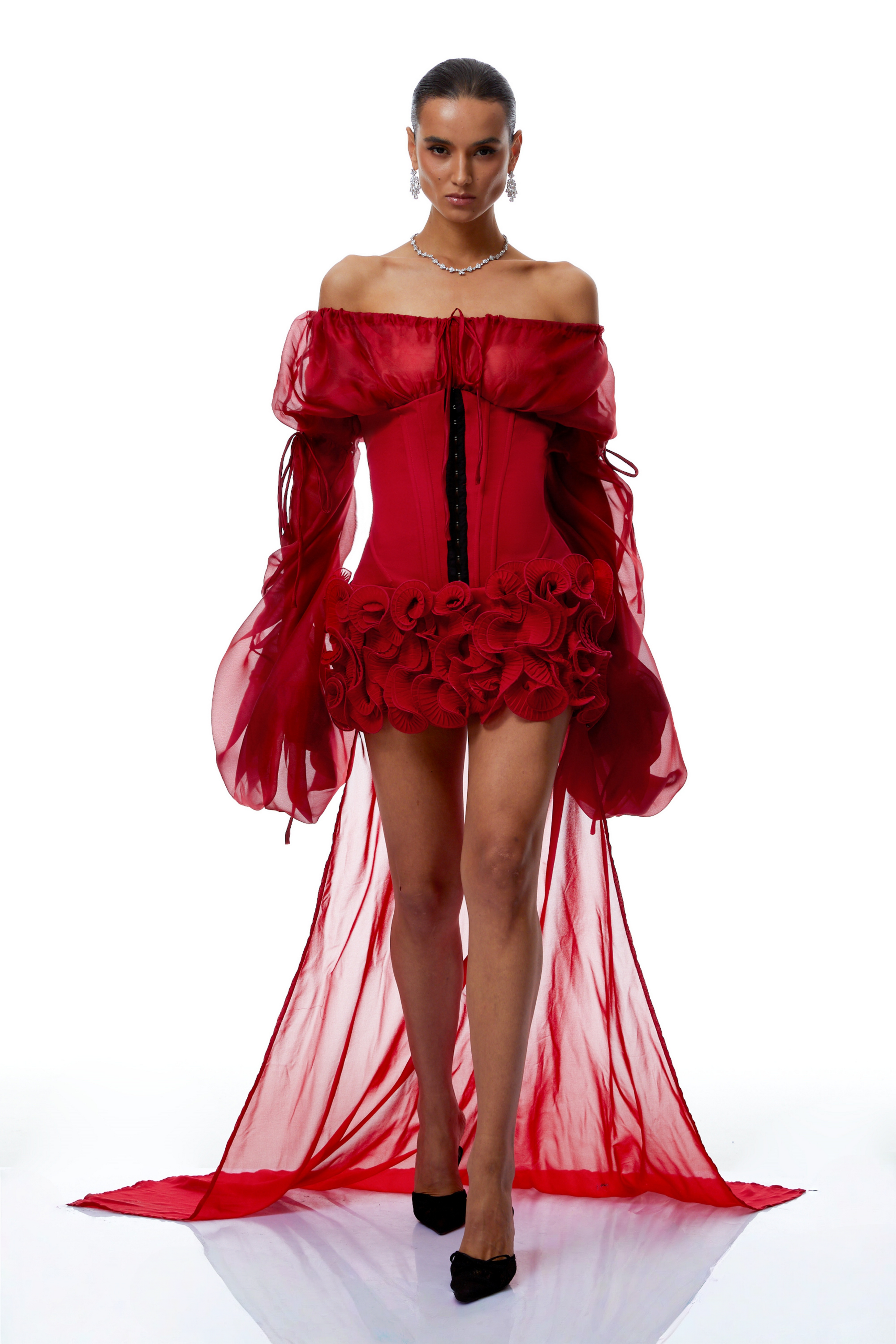 Vestido mini con corsé rojo Léonie con volantes y detalles de tren, estilo moderno y femenino, en un fondo neutro.
