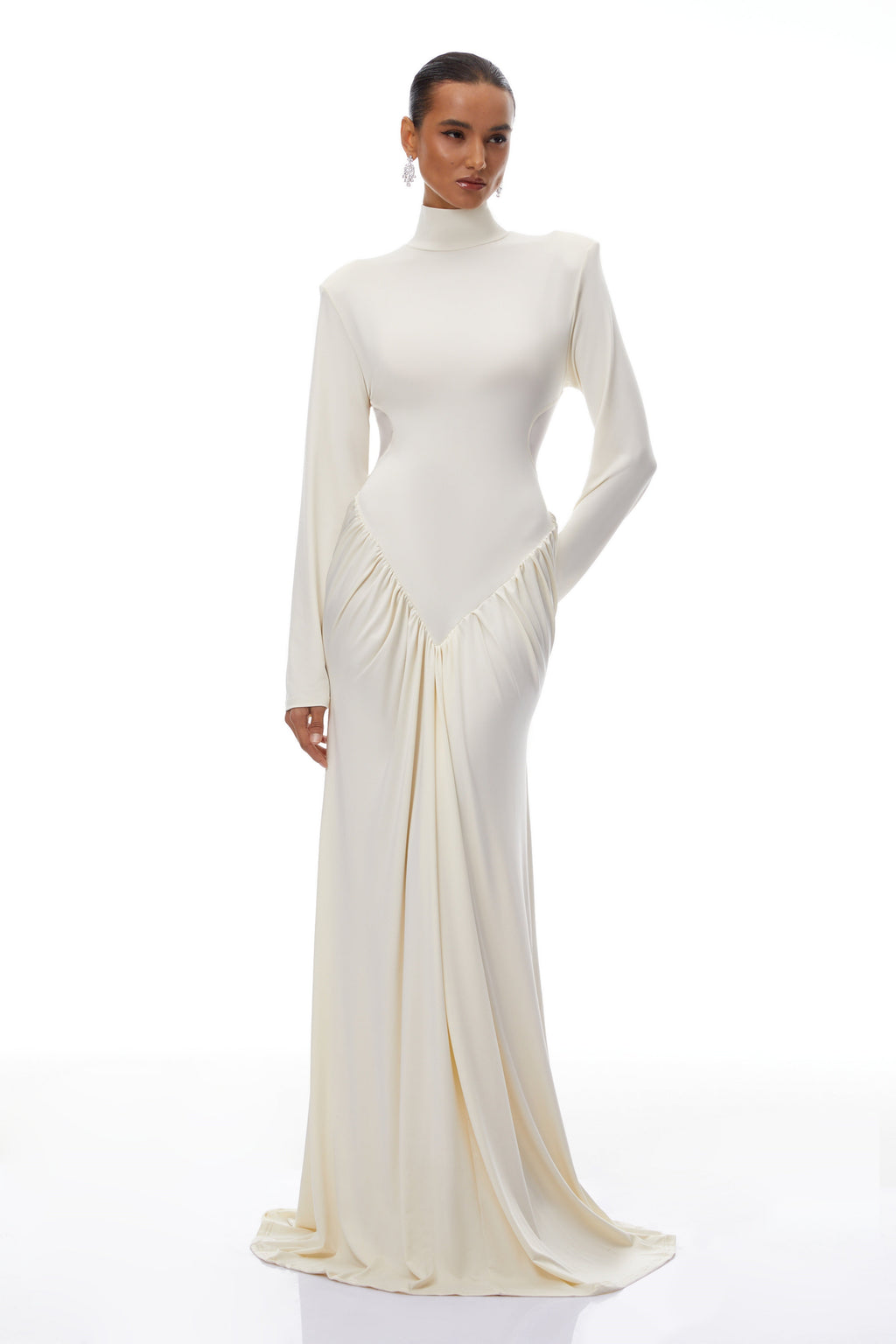 Vestido maxi blanco con recortes y frunces de la marca Bridal, estilo elegante y moderno para ocasiones especiales.