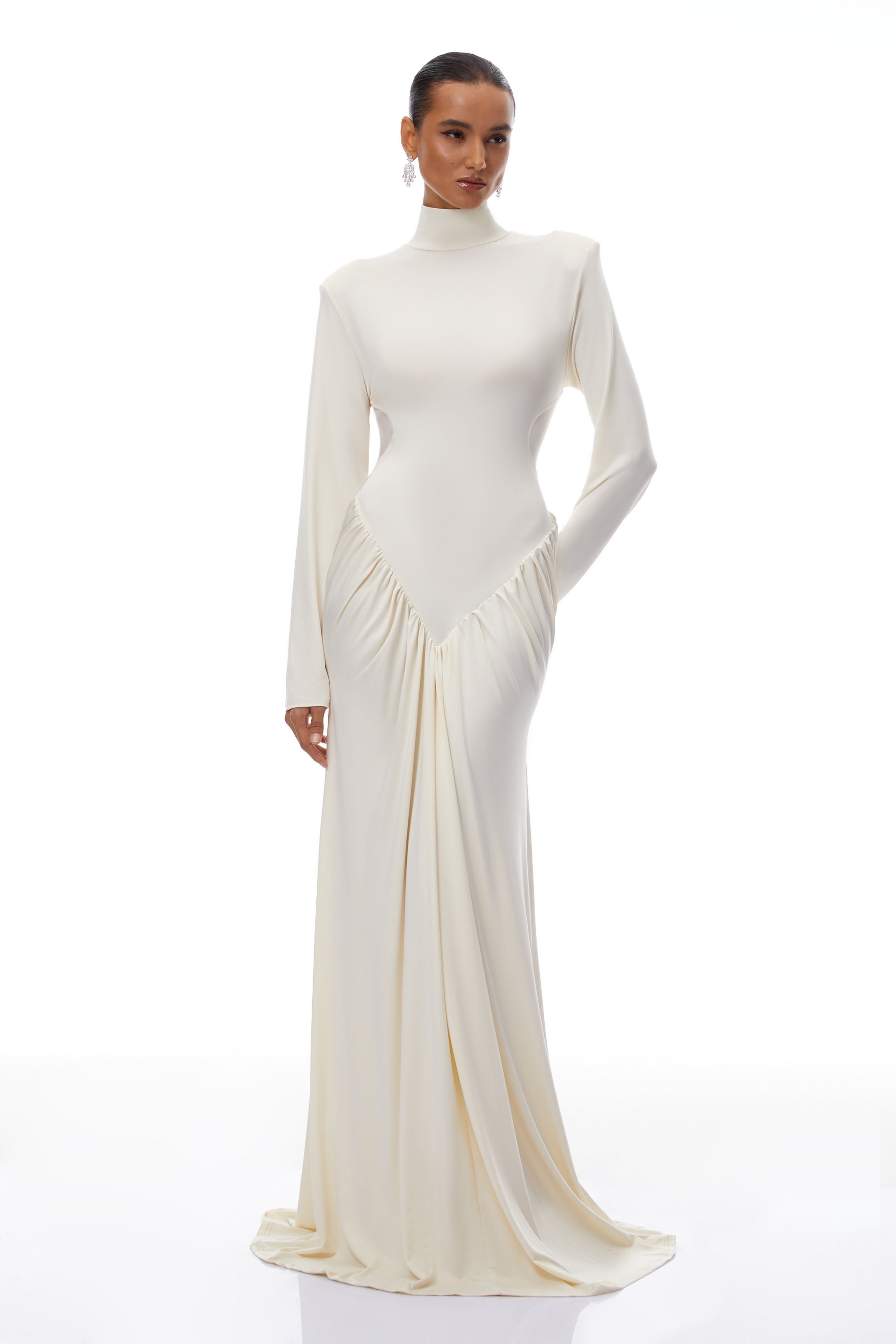 Vestido maxi blanco con recortes y frunces de la marca Bridal, estilo elegante y moderno para ocasiones especiales.