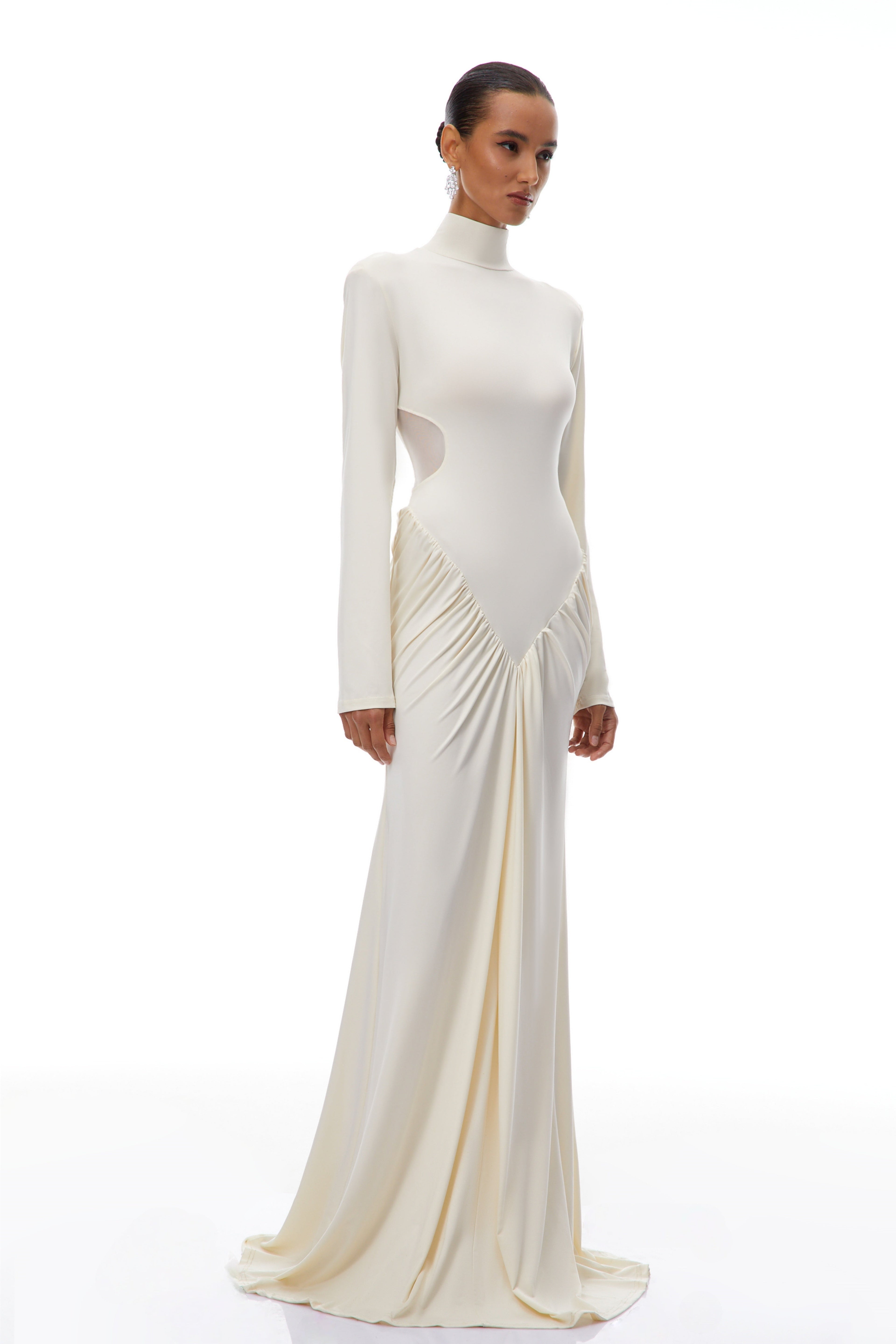 Vestido largo maxi blanco Harriet Bridal con cortes y frunces, elegante y moderno, para ocasiones especiales.