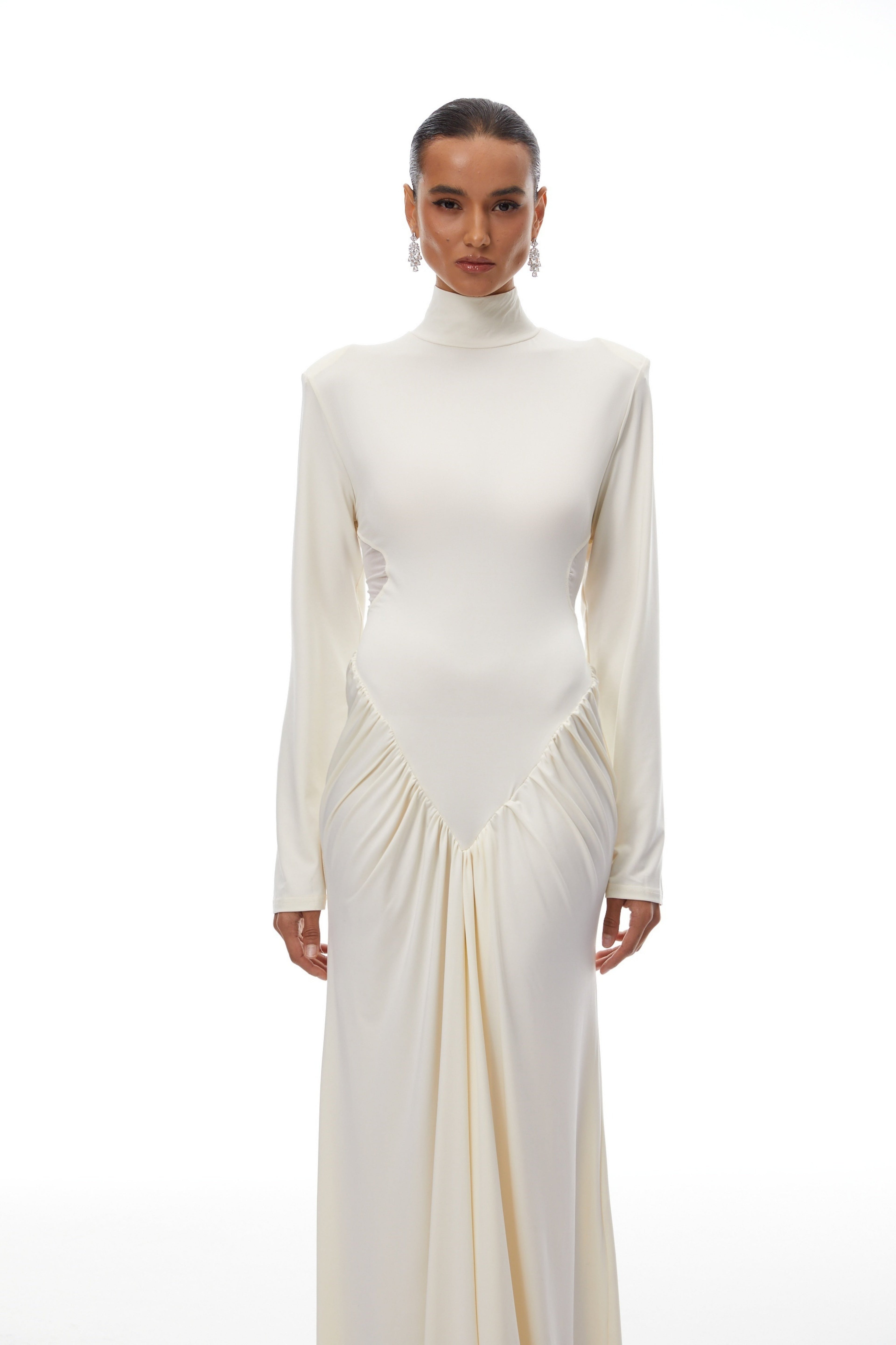 Vestido maxi blanco con recortes y drapeado de la marca Bridal, diseñado para ocasiones elegantes y sofisticadas.
