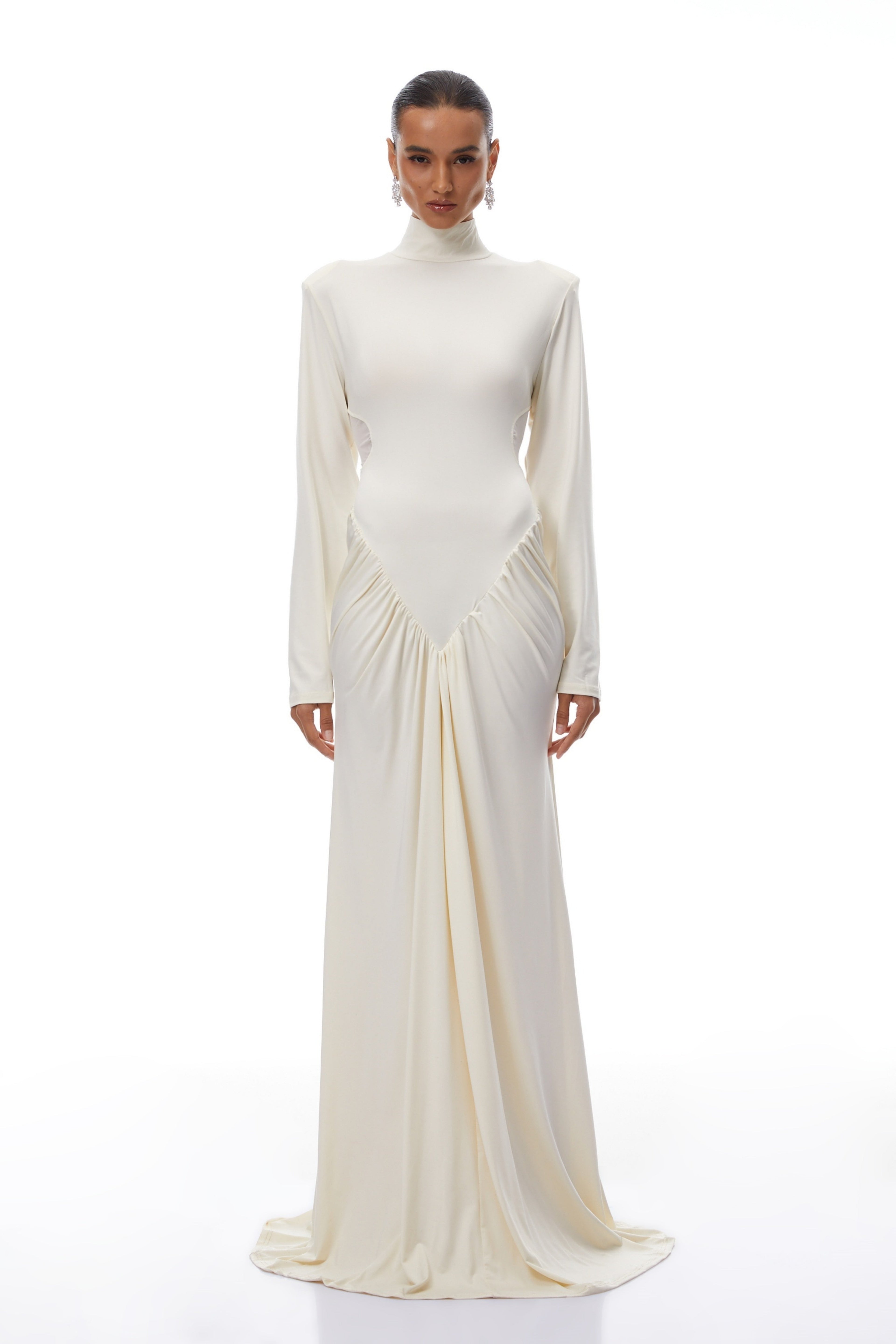 Vestido maxi blanco Harriet Bridal con recortes y drapeado, elegante y ajustado para ocasiones especiales.