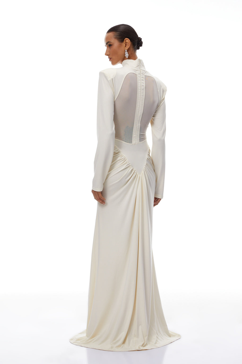 Vestido largo blanco de novia Harriet con recortes y drapeado, vestido maxi con detalles elegantes y moderno.