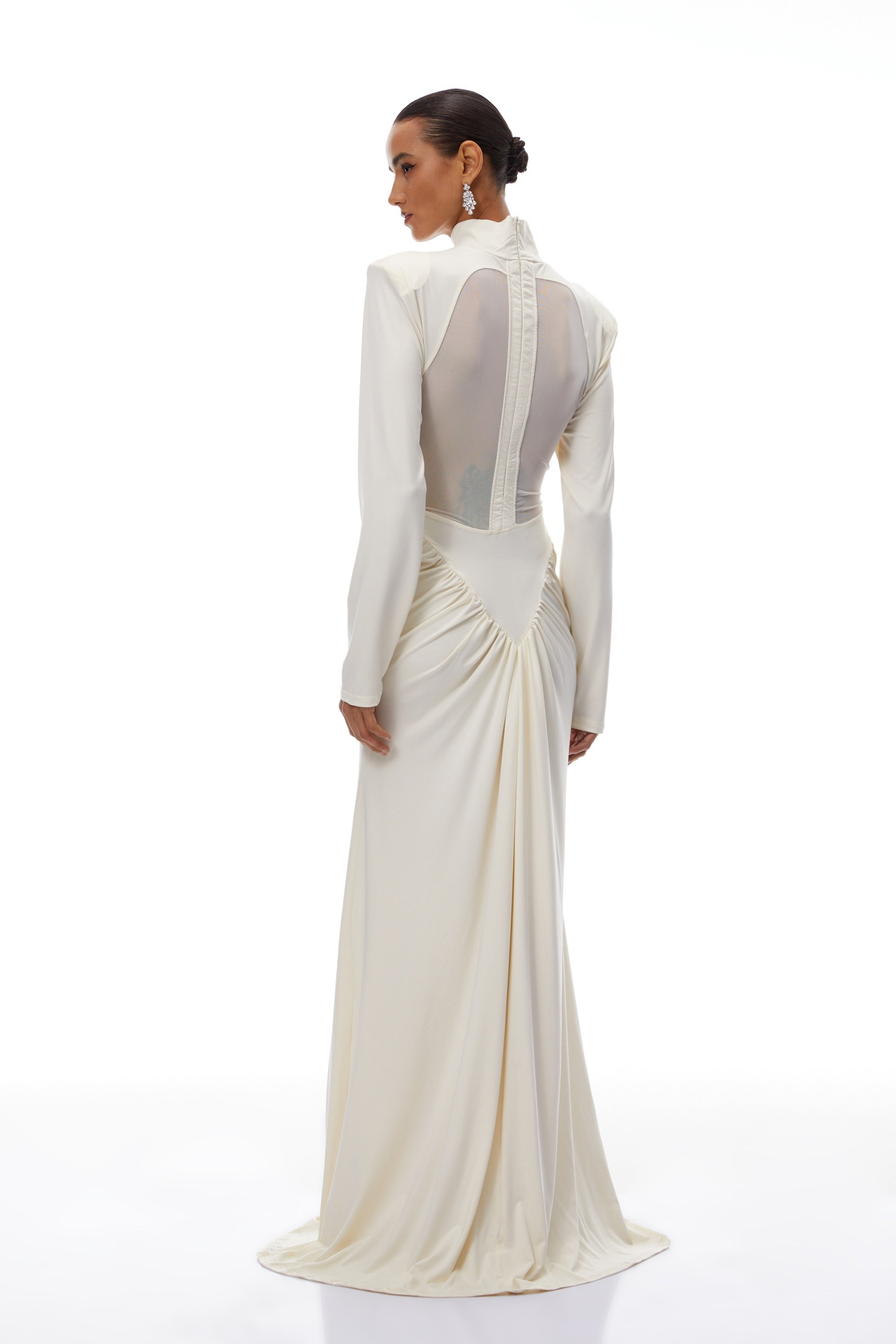 Vestido largo blanco de novia Harriet con recortes y drapeado, vestido maxi con detalles elegantes y moderno.